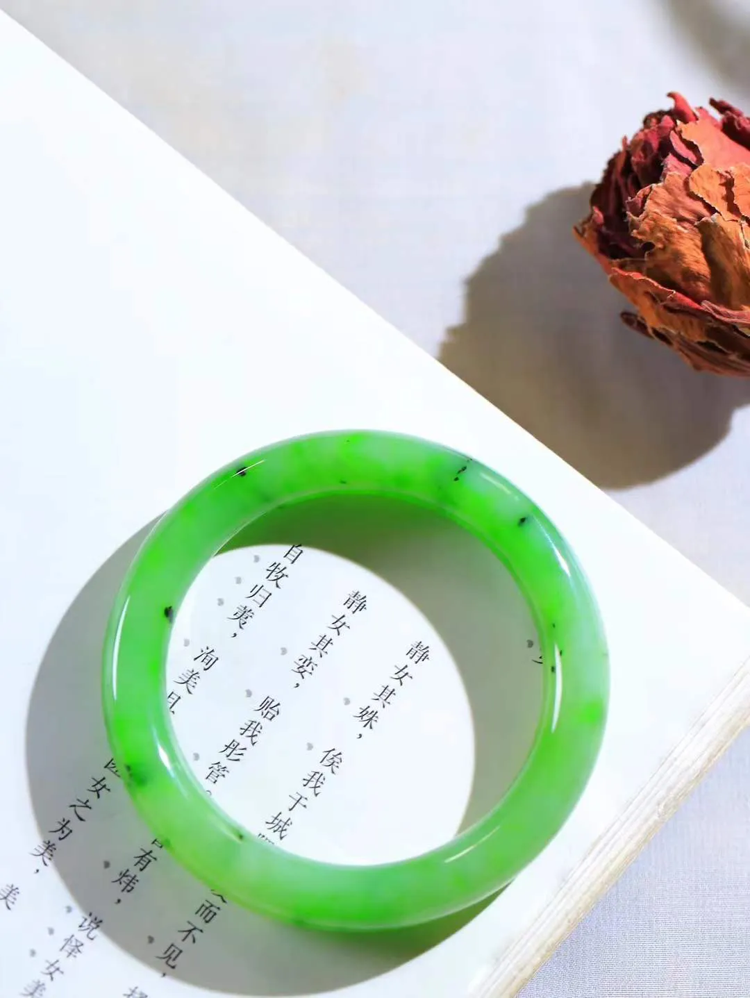 【悠悠芳华.镯】

精品和田玉碧玉圆条手镯 玉质温润 青葱岁月，尽收腕中，婉转流畅，凝岁月悠长。盈一眸恬淡，挽一抹绿意。重54.8克 内径56mm尺寸11-10mm   861162297A