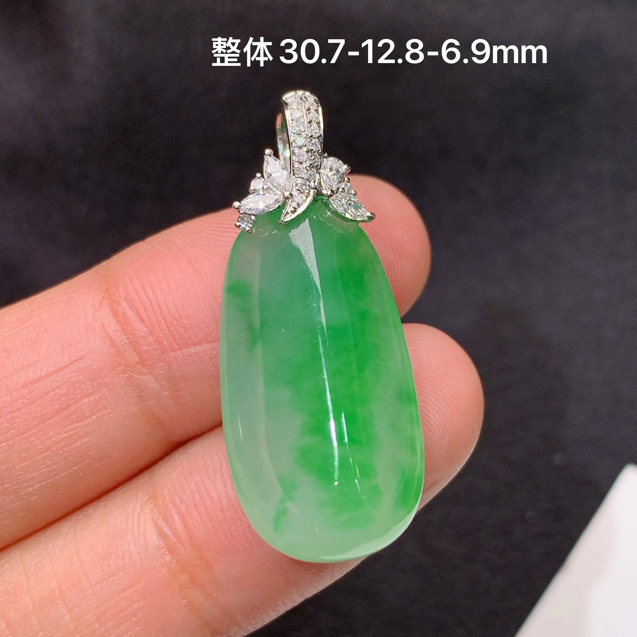 冰飘绿福瓜吊坠，18k金镶嵌，冰润色阳，玉质细腻，种水足，整体尺寸30.7*12.8*6.9