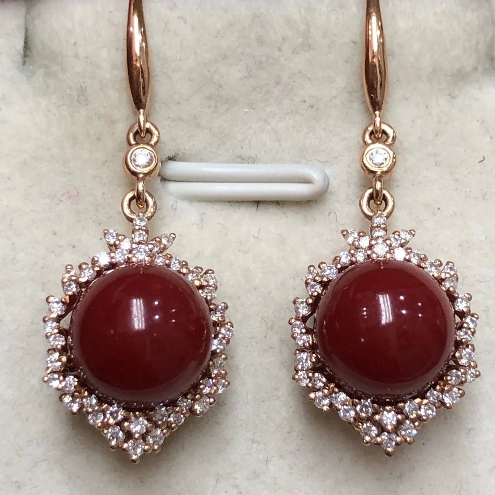 【天然阿卡牛血红珊瑚8.7mm圆珠大钻满钻豪华镶嵌耳坠】可遇不可求！日本深海阿卡材料，天然无添加无优化，牛血红色，裸石尺寸为8.7*8.7*8.7mm，整体尺寸31.2*11.8*10mm，18k金大钻石满钻豪华镶嵌！重量4.71克。高端大气上档次！