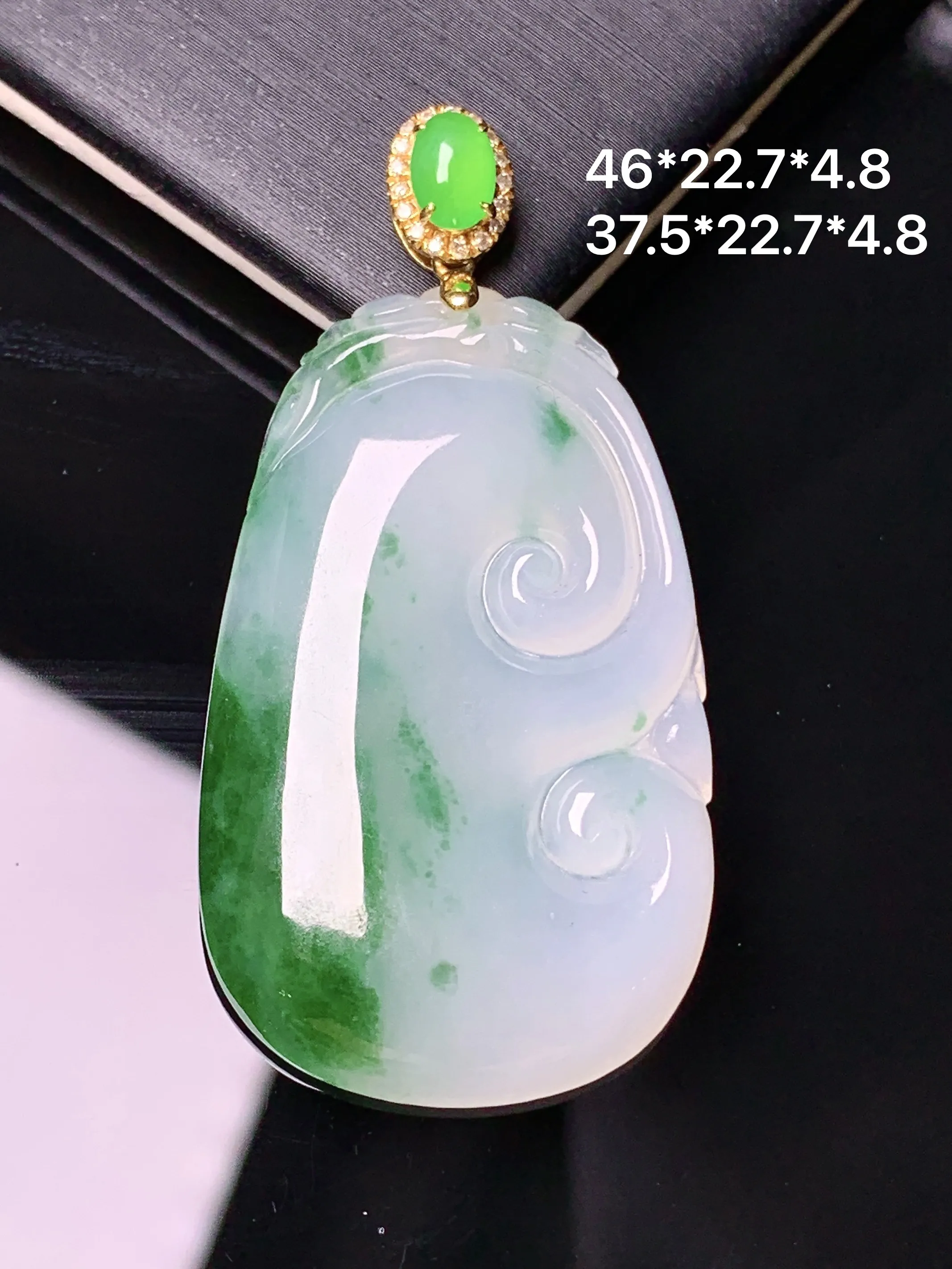 18k金钻镶嵌飘绿如意吊坠 玉质细腻 色泽清新艳丽 整体尺寸46*22.7*4.8