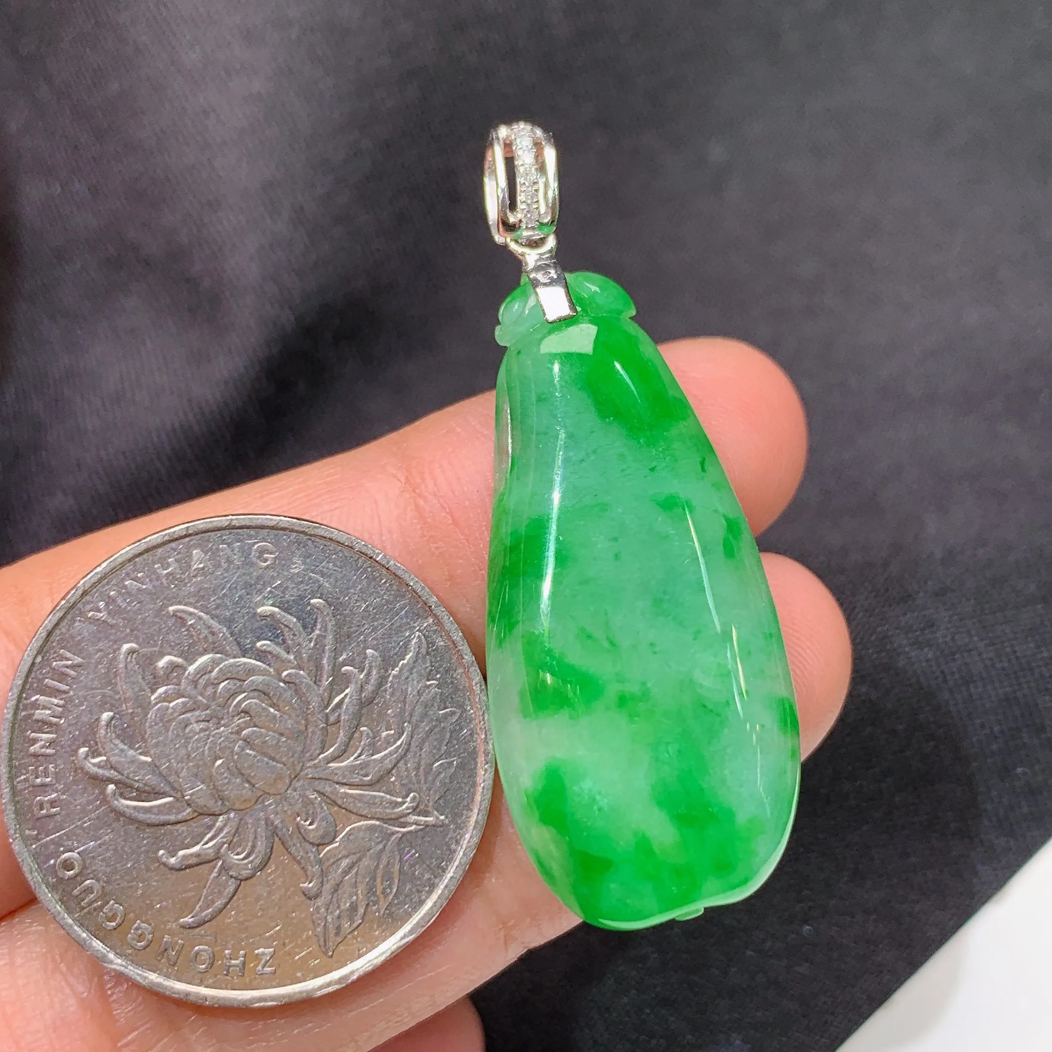 冰阳绿福瓜吊坠，18k金镶嵌，冰润色阳，玉质细腻，种水足，整体尺寸42*15.7*4.6