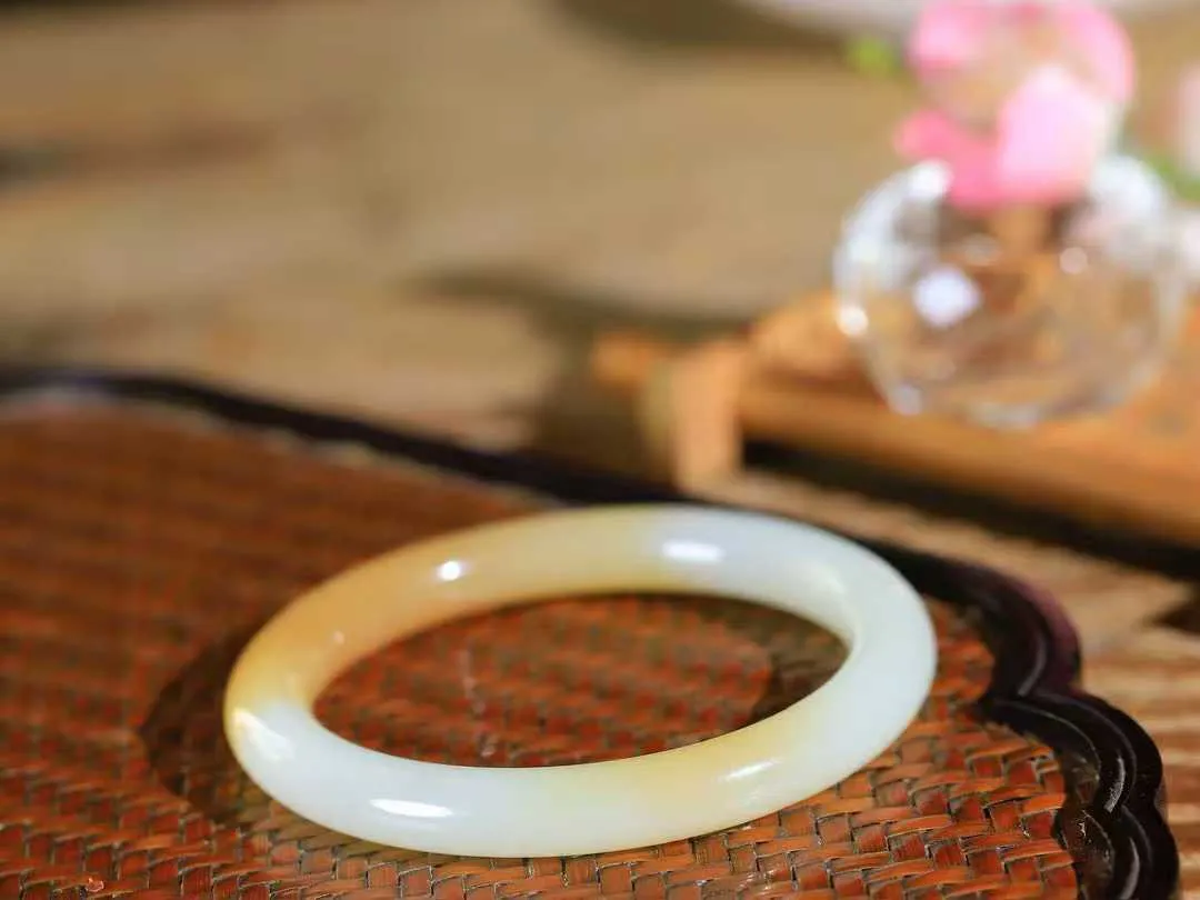 【玉佳人·手镯】

精品和田玉糖白玉圆条手镯 ，玉质细腻油润，做工细致精美，端庄素雅，亭亭玉立，芊芊