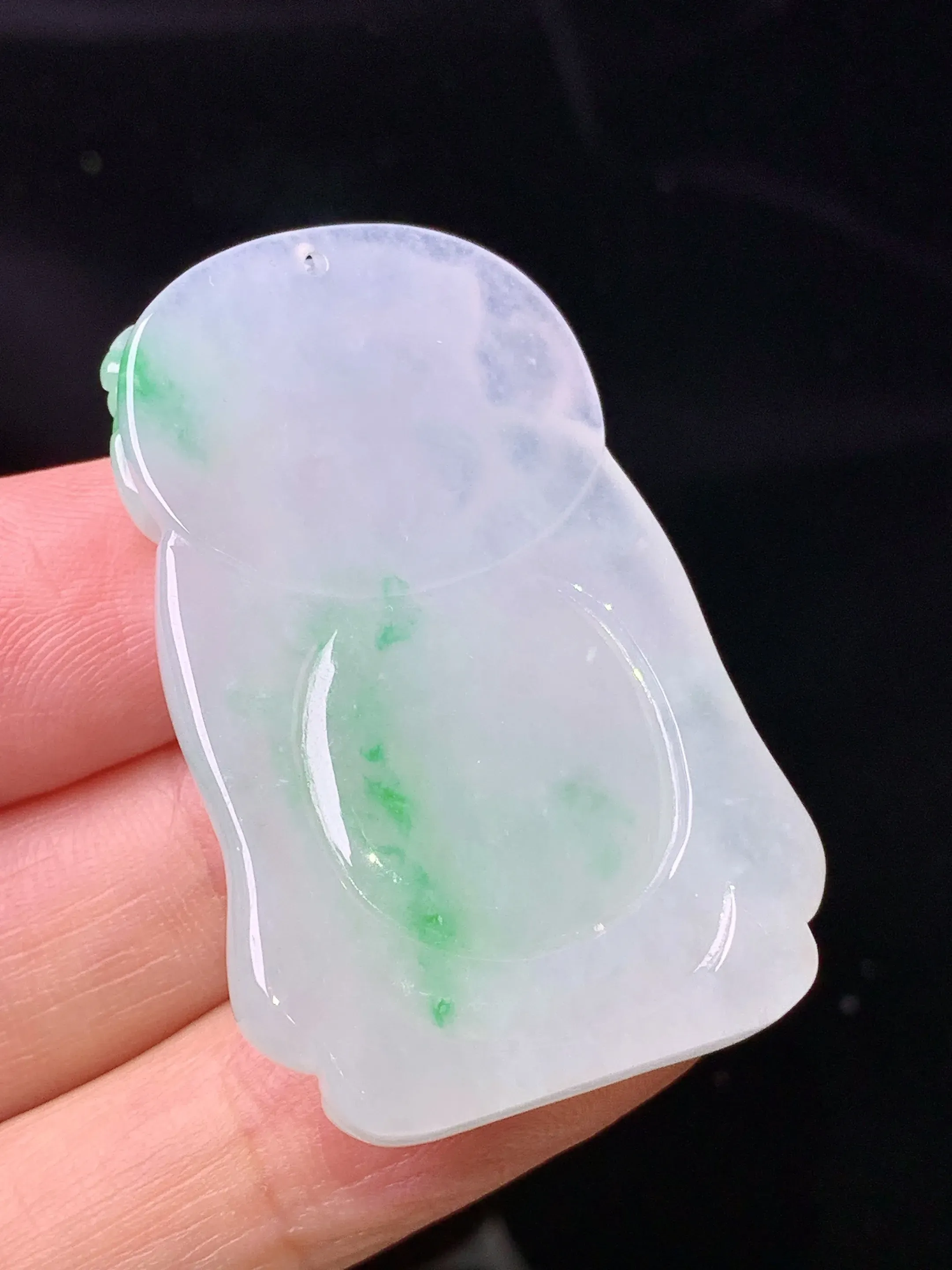 飘绿财神吊坠 玉质细腻 色泽清新艳丽 整体尺寸41.6*27.6*5.7