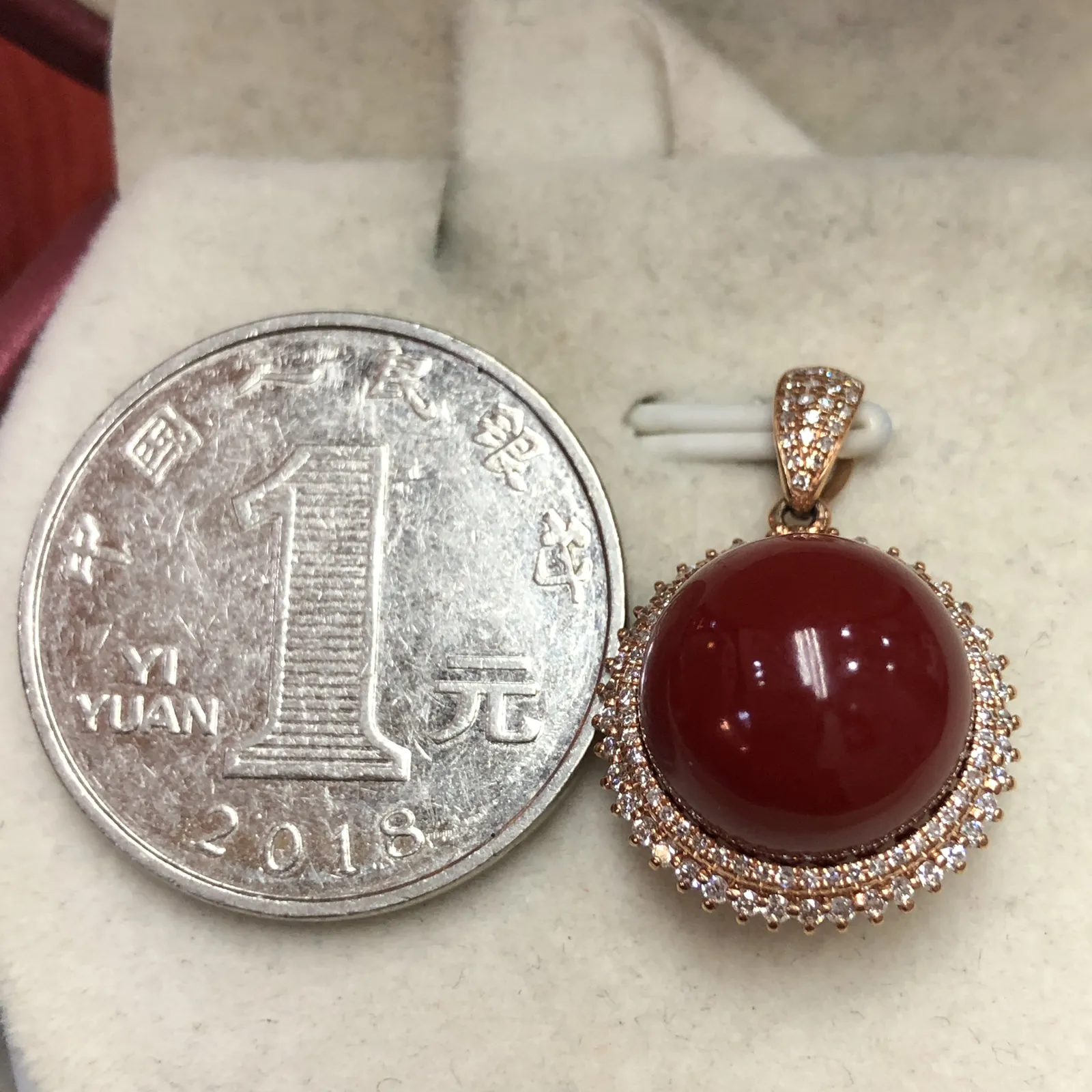 【天然牛血红珊瑚12.2mm圆珠豪气吊坠】传承佩戴收藏！天然无添加，无优化，日本阿卡材料，颜色赤血牛血红色，18k金双层钻石满钻镶嵌，吊坠裸石尺寸12.2*12.2mm，整体尺寸23.8*16.2*13.2mm，重量为4.53克。没有白芯没有虫眼！