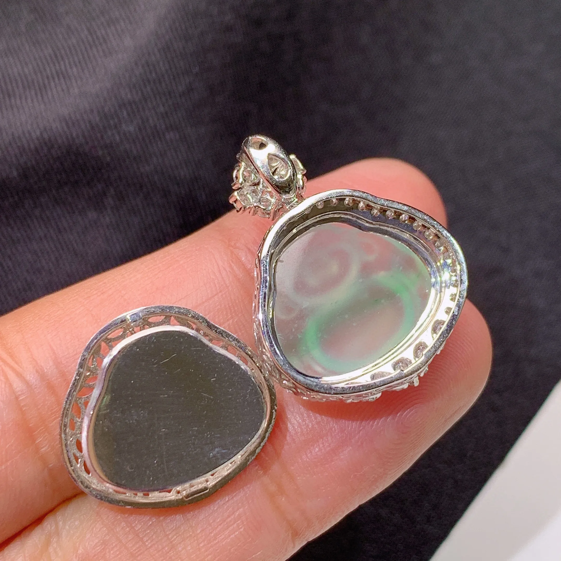 冰飘绿笑佛吊坠，18k金镶嵌，冰润细腻，品相好，种水足，整体尺寸24.3*18.9*9.6