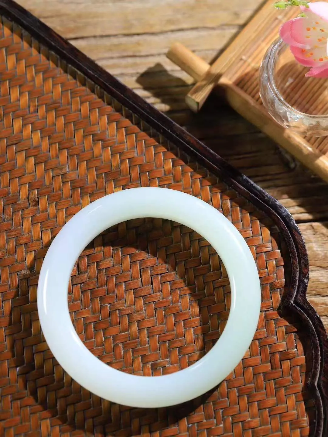 （一见倾心.手镯）

收藏级臻品和田玉白玉双色手镯，玉质温润细腻 油性十足 手感舒适，高华雅逸，线条流畅，简约大气，美自天成，素雅高贵。佩戴于腕间，婉约之美，举手投足间透出那低调奢华。重52.5克  尺寸54.6-10.5-10mm  561142276A