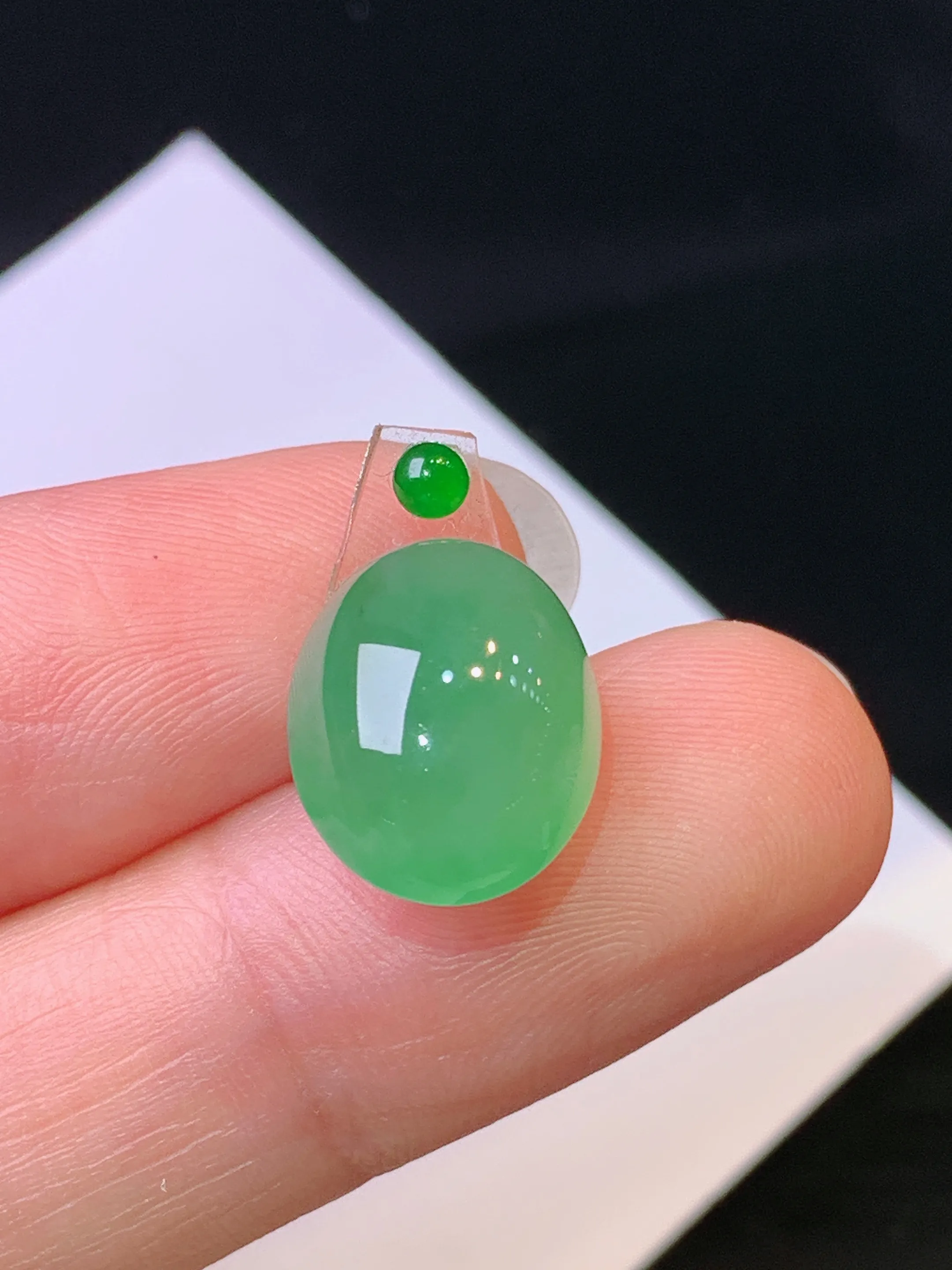 镶嵌款 浅绿蛋面吊坠 玉质细腻 色泽清新艳丽 整体尺寸13.5*10.8*7