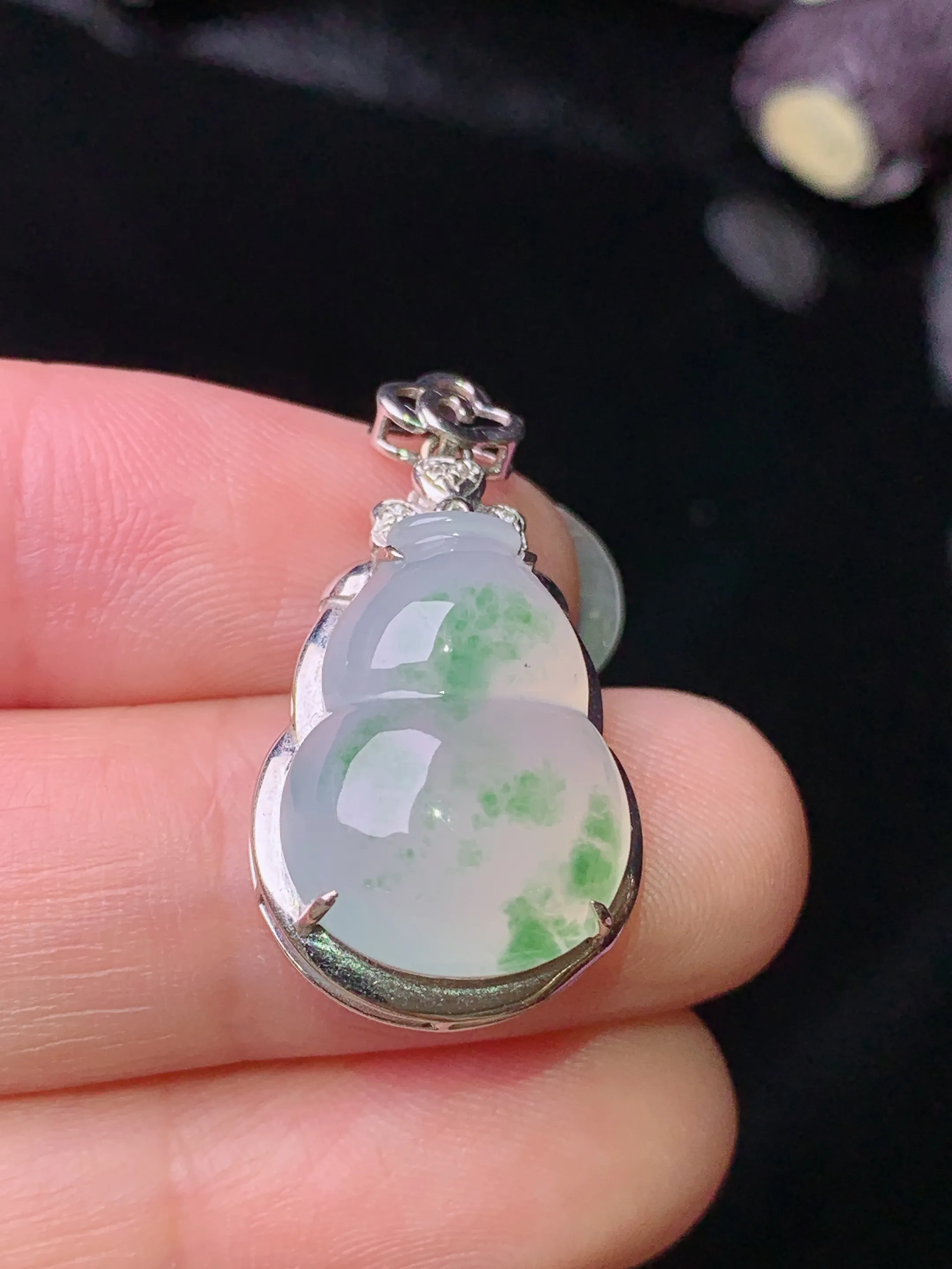 18k金钻镶嵌冰种飘绿葫芦吊坠 玉质细腻 色泽清新艳丽 整体尺寸27.7*15*7.7