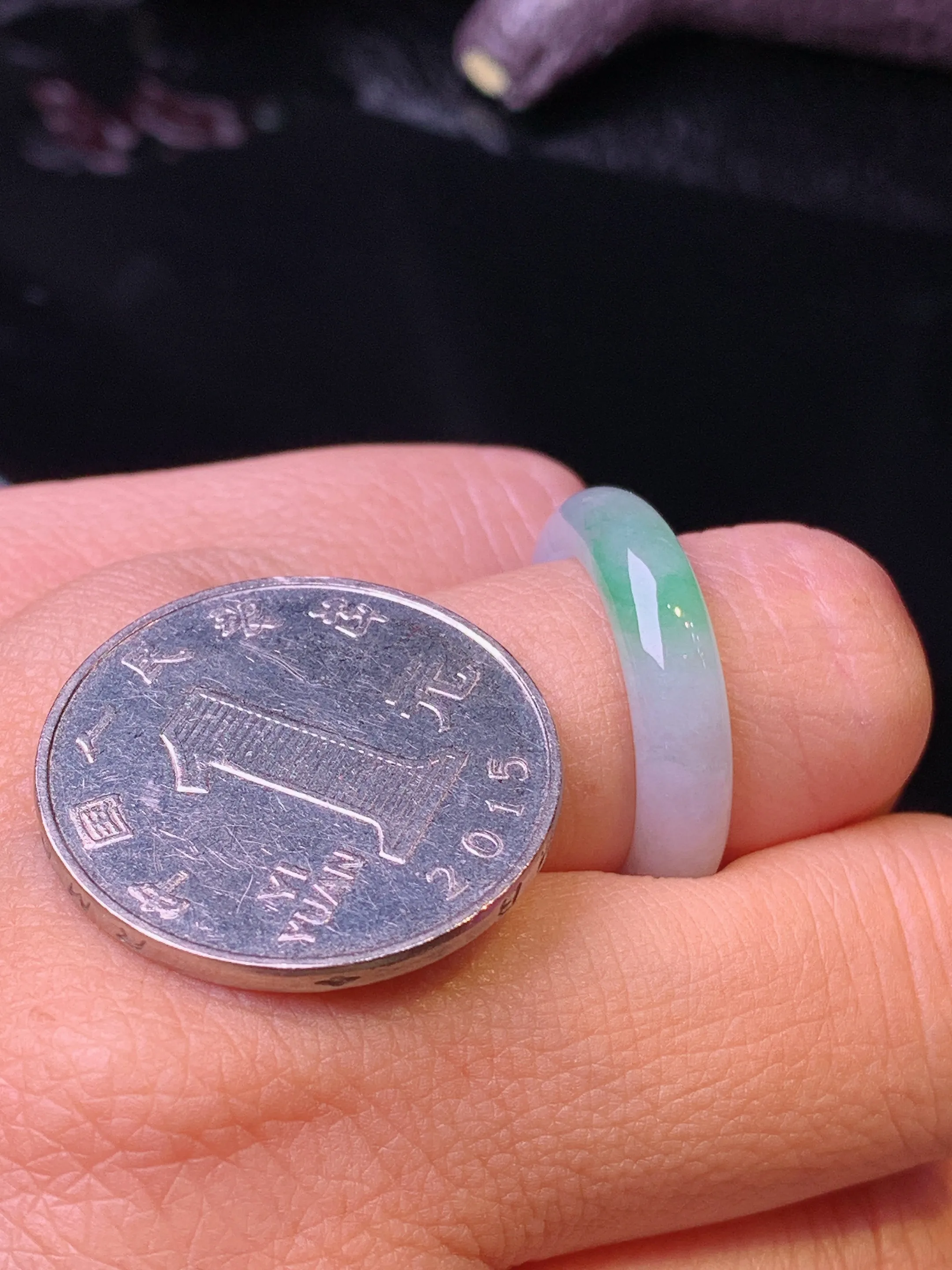 飘绿指环 玉质细腻 色泽清新艳丽 整体尺寸23*4.8*3.5 圈口12