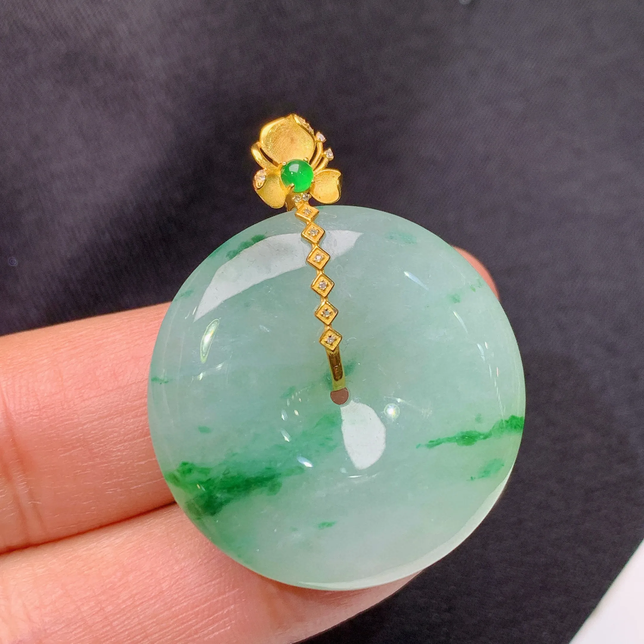 冰飘绿平安扣吊坠，18k金镶嵌，冰润细腻，种水足，整体尺寸35.1*28.2*6.5