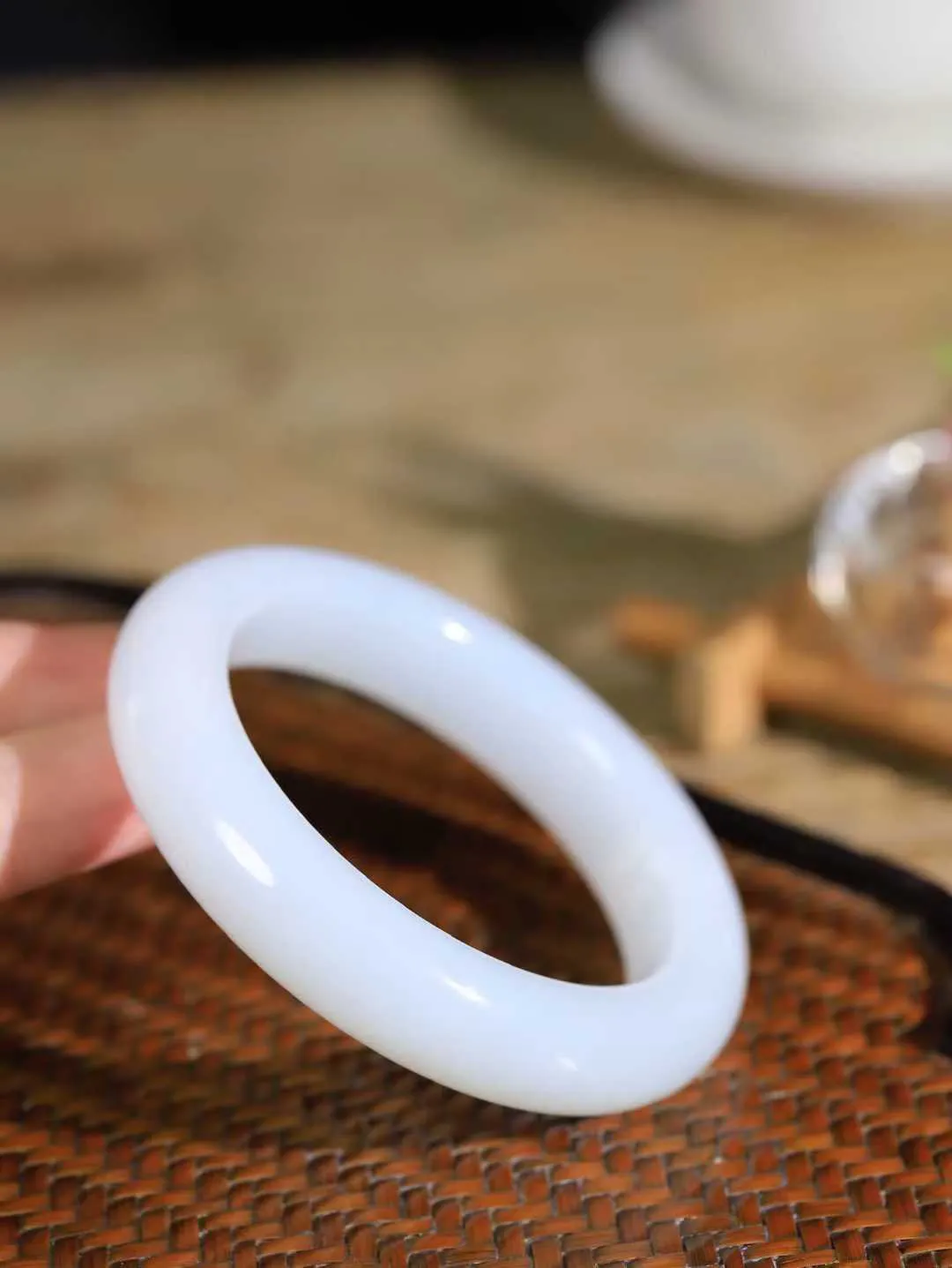 【腕间柔情.手镯】   

收藏级️和田玉白玉手镯 玉质温润细腻 油性十足 古朴秀雅 轻抚岁月的栏杆软香温玉，腕间玉镯轻轻晃动，令人情动心间，撷一缕月末的芬芳，把心思铺陈，时光静美，惟有你最温柔。重74.7克   尺寸56.5-14.3-10.7mm  461101400A