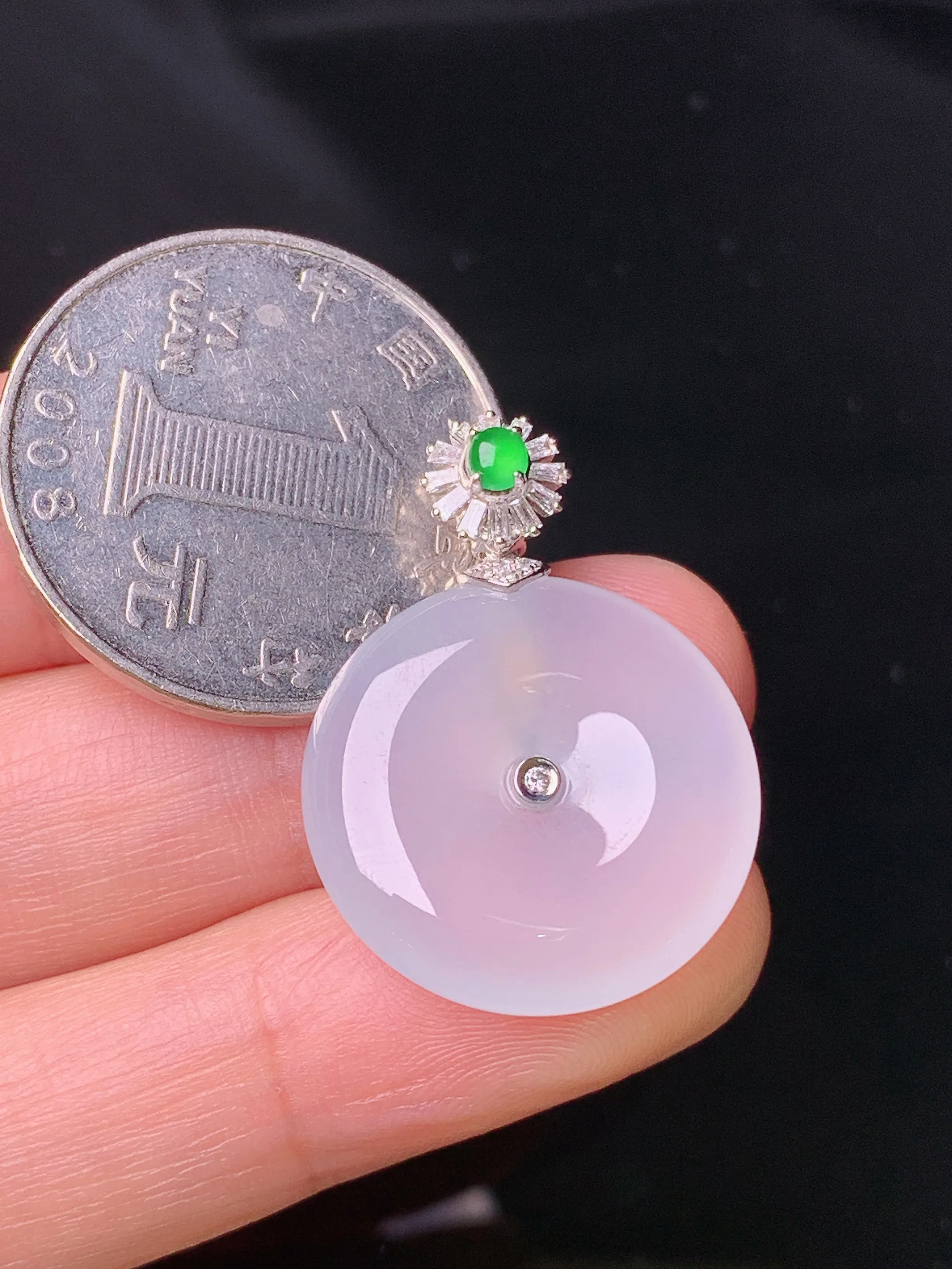 18k金钻镶嵌冰种平安扣吊坠 玉质细腻 色泽清新艳丽 整体尺寸28.7*20.7*4.8