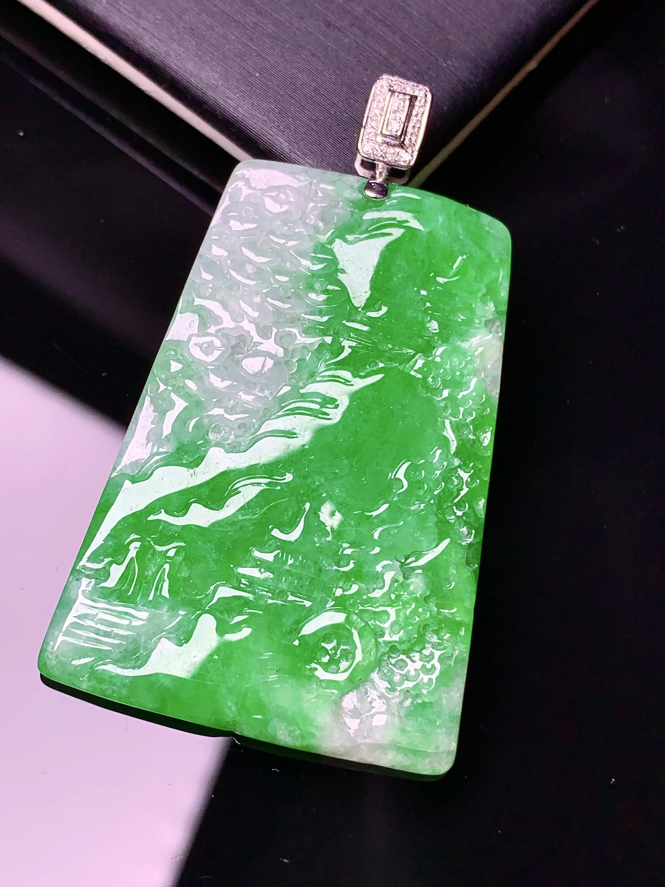 18k金钻镶嵌翠绿山水牌子吊坠 玉质细腻 色泽清新艳丽 整体尺寸47.7*27.7*2.8