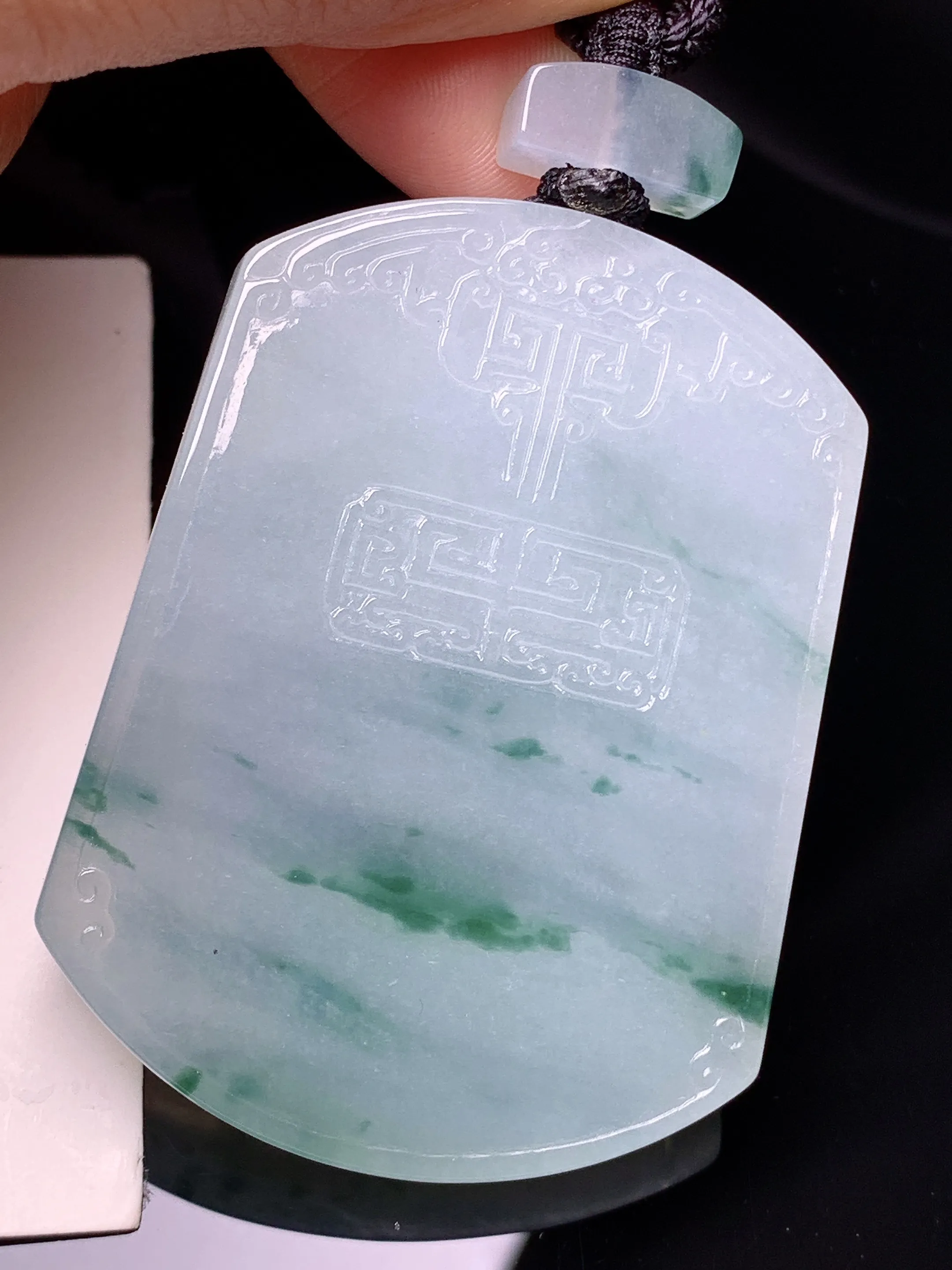 飘绿无事牌吊坠 玉质细腻 色泽清新艳丽 整体尺寸53.2*40.5*6