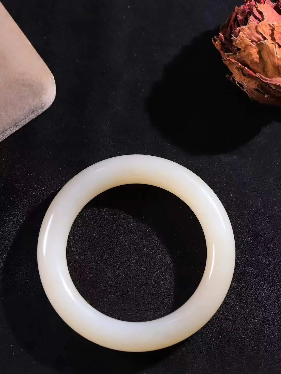 【粉黛.手镯】

精品️和田玉藕粉手镯
仙女藕粉手镯
馥郁芬芳 油糯饱满
气质温婉尔雅 甜甜的藕粉色
质地如膏似脂 少女感十足
精工打磨 手感上佳
尺寸55.4-13-11.5mm 重73.9克 fDA-341162286