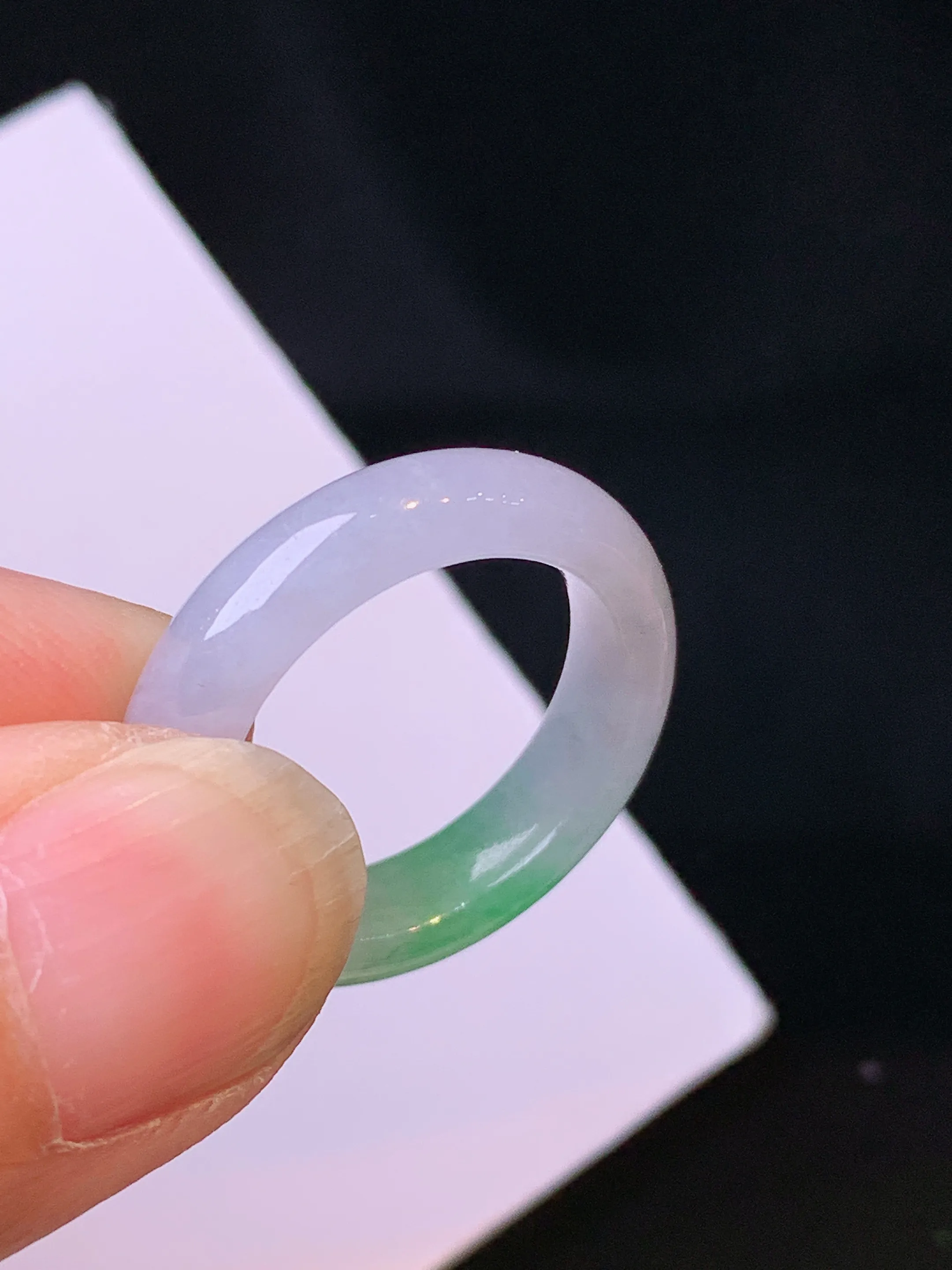 飘绿指环 玉质细腻 色泽清新艳丽 整体尺寸23*4.8*3.5 圈口12