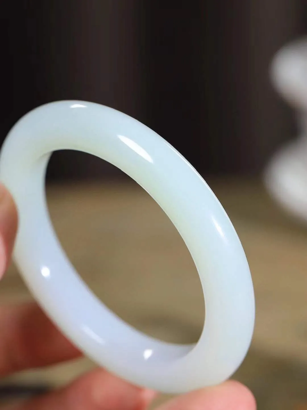 （一见倾心.手镯）

收藏级臻品和田玉白玉双色手镯，玉质温润细腻 油性十足 手感舒适，高华雅逸，线条流畅，简约大气，美自天成，素雅高贵。佩戴于腕间，婉约之美，举手投足间透出那低调奢华。重52.5克  尺寸54.6-10.5-10mm  561142276A