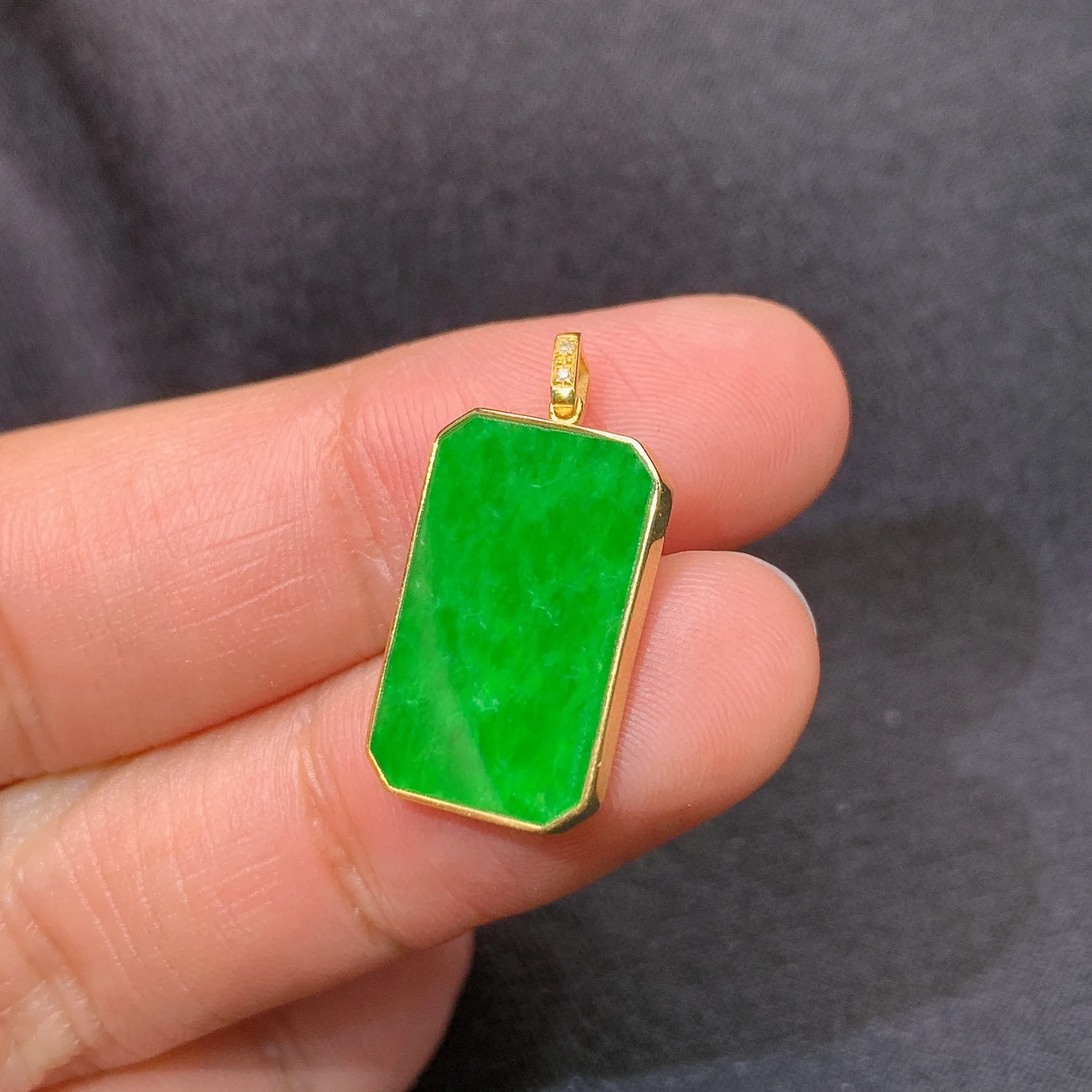 冰飘绿无事牌吊坠，18k金镶嵌，冰润色阳，玉质细腻，种水足，整体尺寸22*11*2