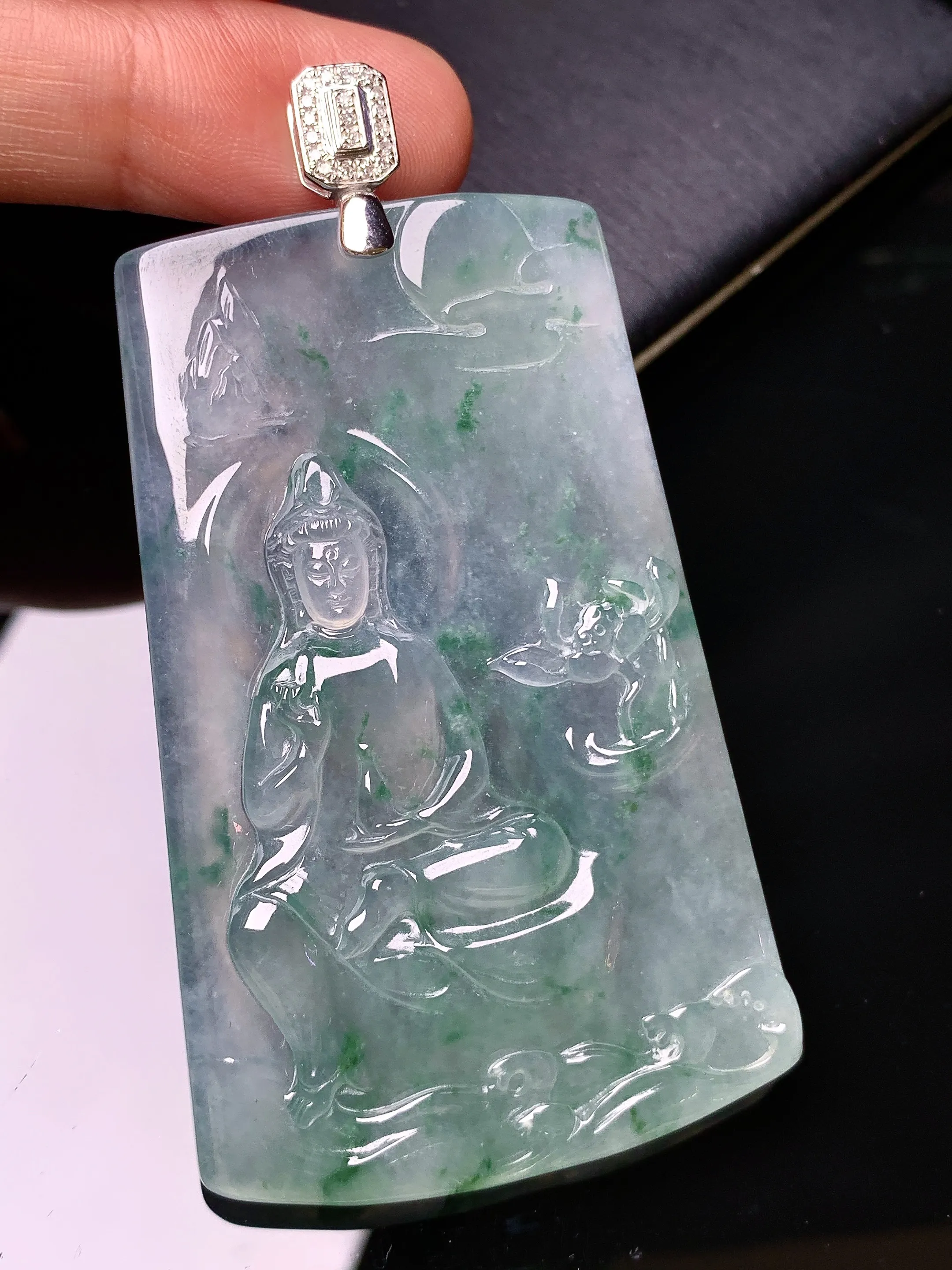 18k金钻镶嵌冰种飘绿观音菩萨吊坠 玉质细腻 色泽清新艳丽 整体尺寸71.6*39.8*5