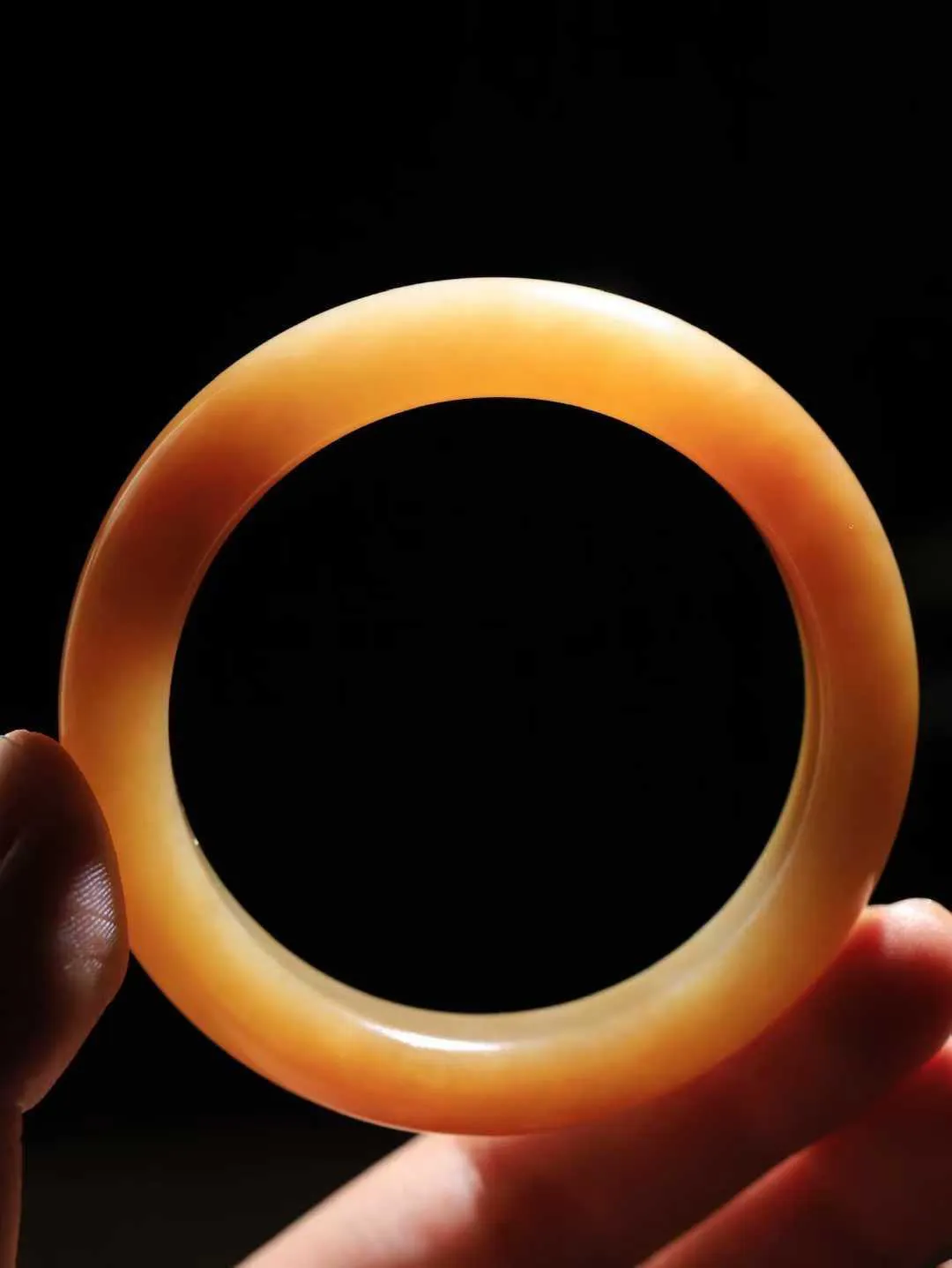 【暖玉生香·手镯】

精品和田玉糖白玉手镯，质地油润细腻，色泽高贵典雅，镯型古朴典雅。在诗情画意的雨巷相遇，你是我腕间的一抹风情，有你眸有深情，清风荡漾湖间静水，我愿俯身低眉，在烟波涟漪处，寻你深情倩影。内径53mm尺寸13.8-8.7mm重59.3克  691151451T