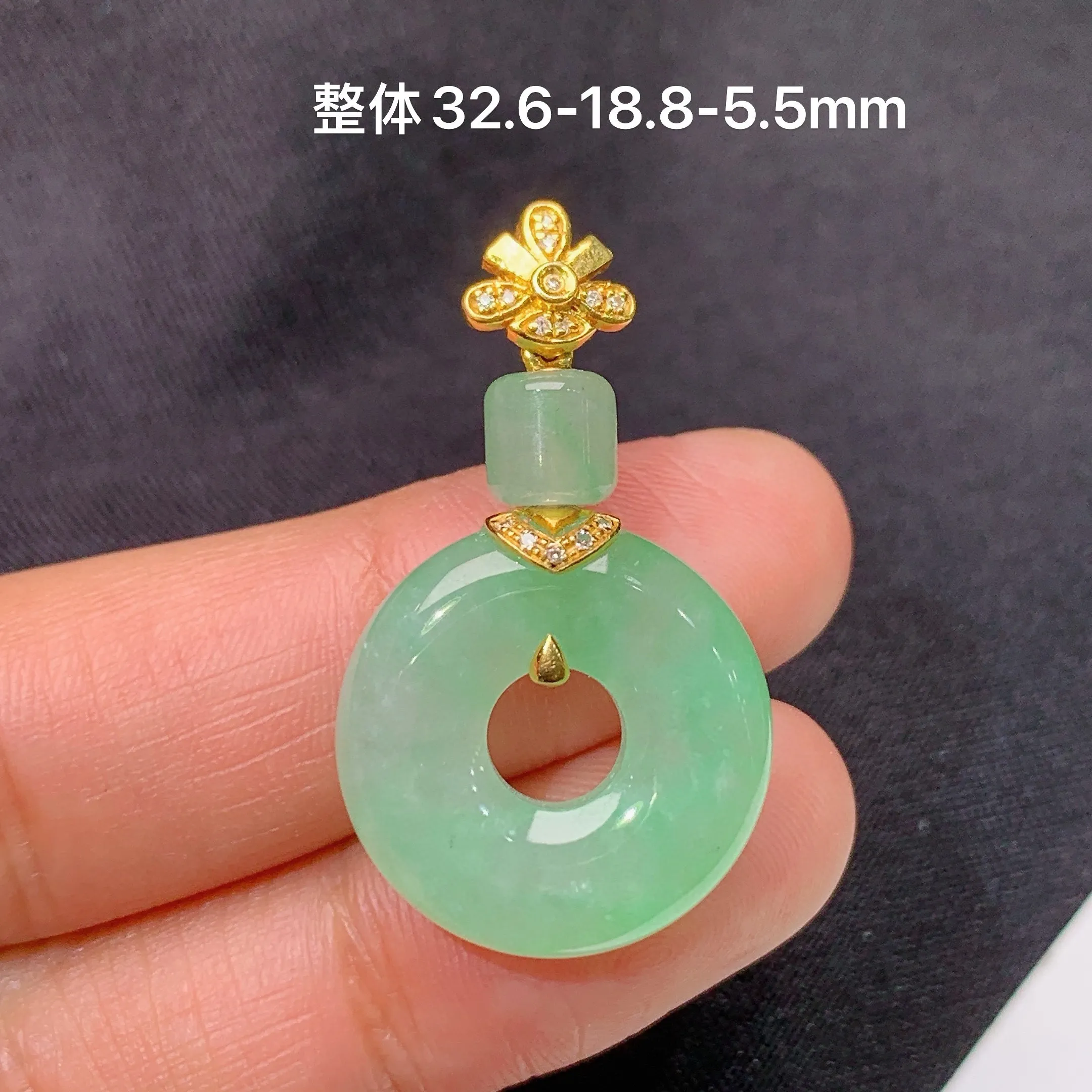 冰飘绿甜甜圈吊坠，18k金镶嵌，冰润色甜，玉质细腻，种水足，整体尺寸32.6*18.8*5.5