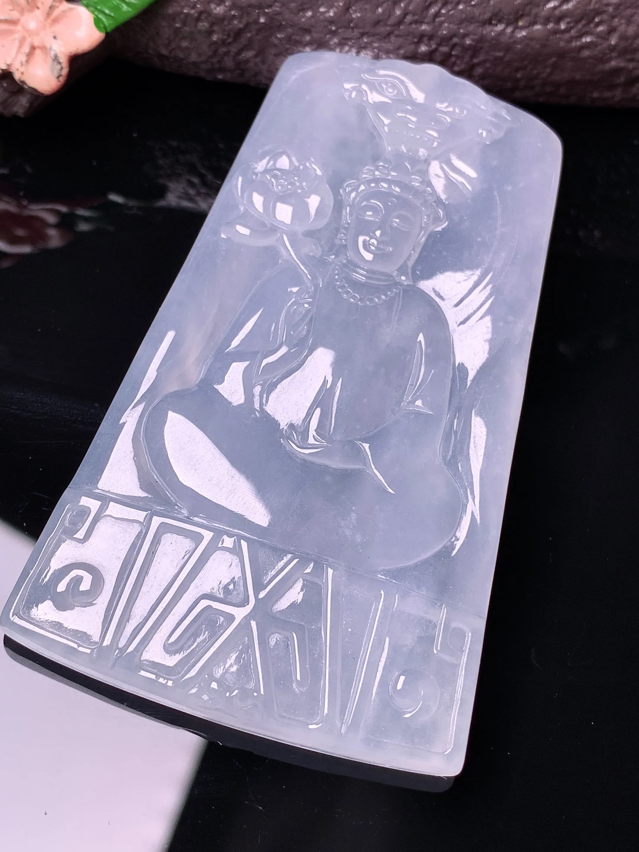 冰种观音菩萨吊坠 玉质细腻 色泽清新艳丽 整体尺寸67.3*40*5.6