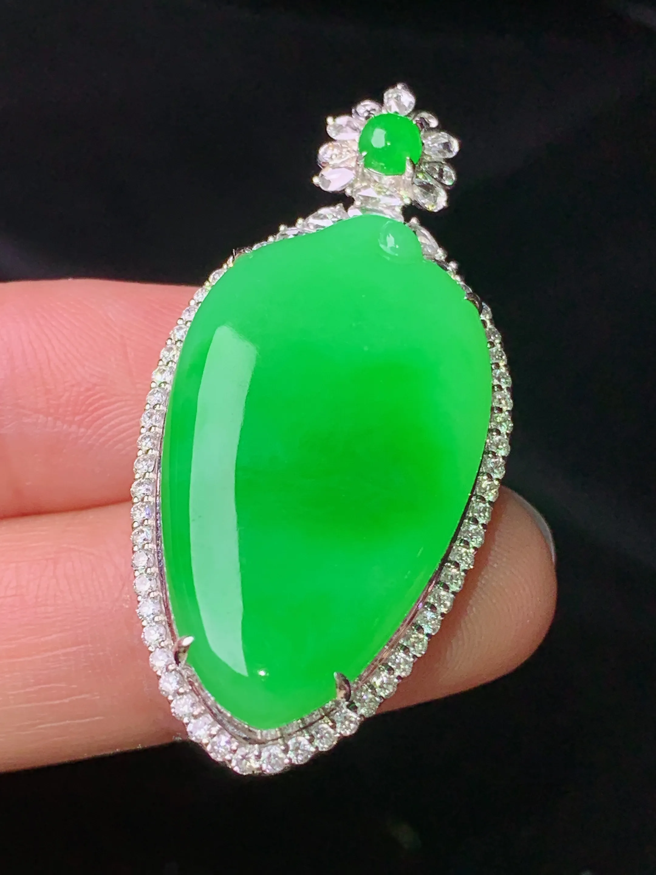 18k金钻镶嵌翠绿福瓜吊坠 玉质细腻 色泽清新艳丽 整体尺寸43.8*20.7*10.3