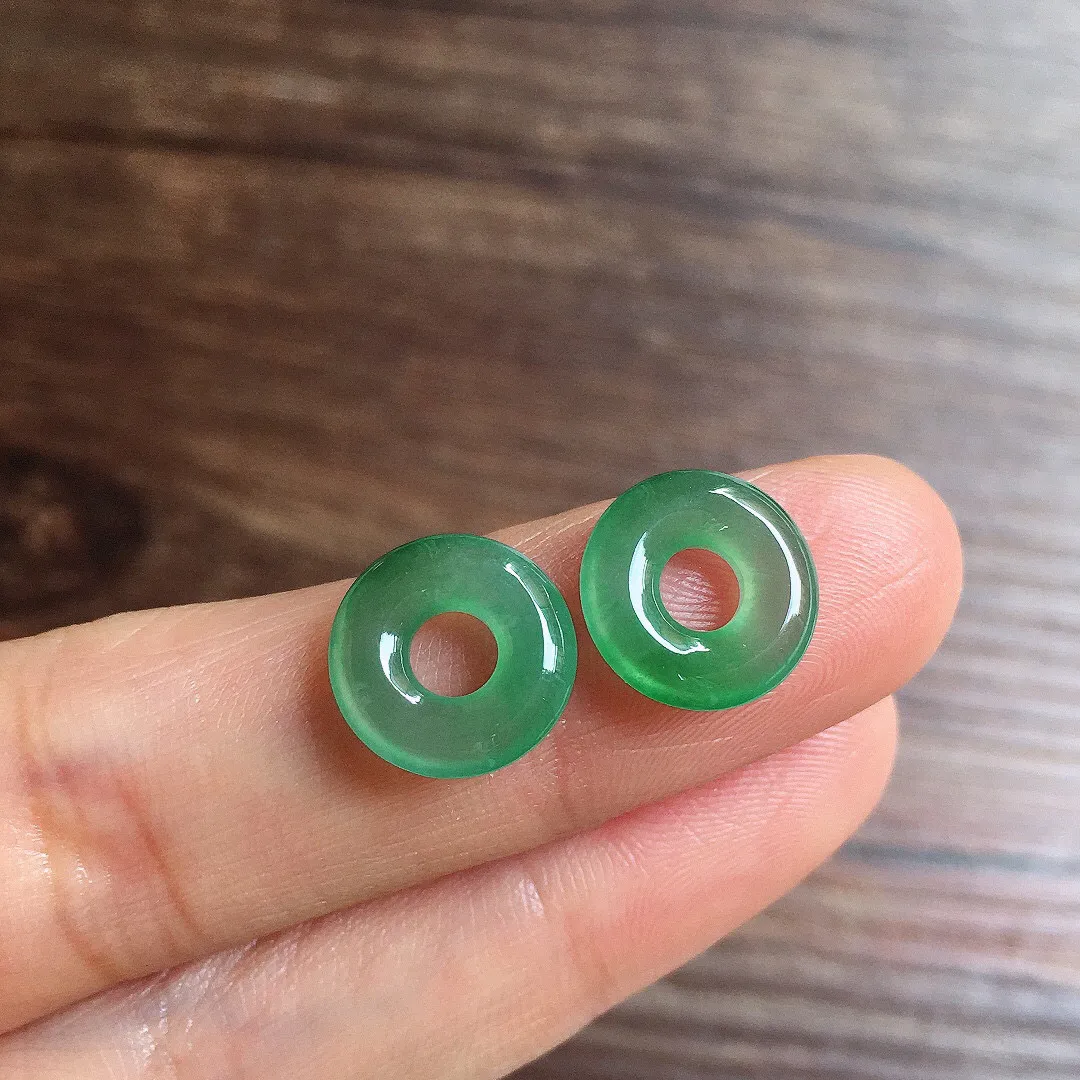 冰晴底甜甜圈一对，镶嵌佳品，冰润细腻，种水足，整体尺寸11.3*2.6