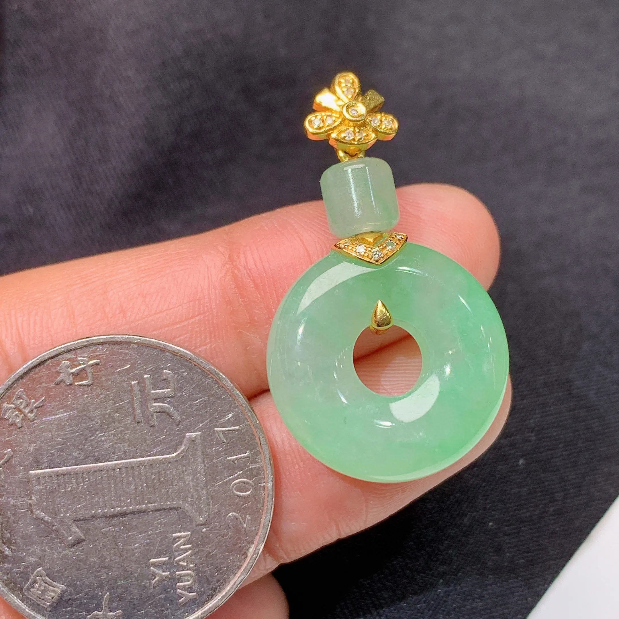冰飘绿甜甜圈吊坠，18k金镶嵌，冰润色甜，玉质细腻，种水足，整体尺寸32.6*18.8*5.5