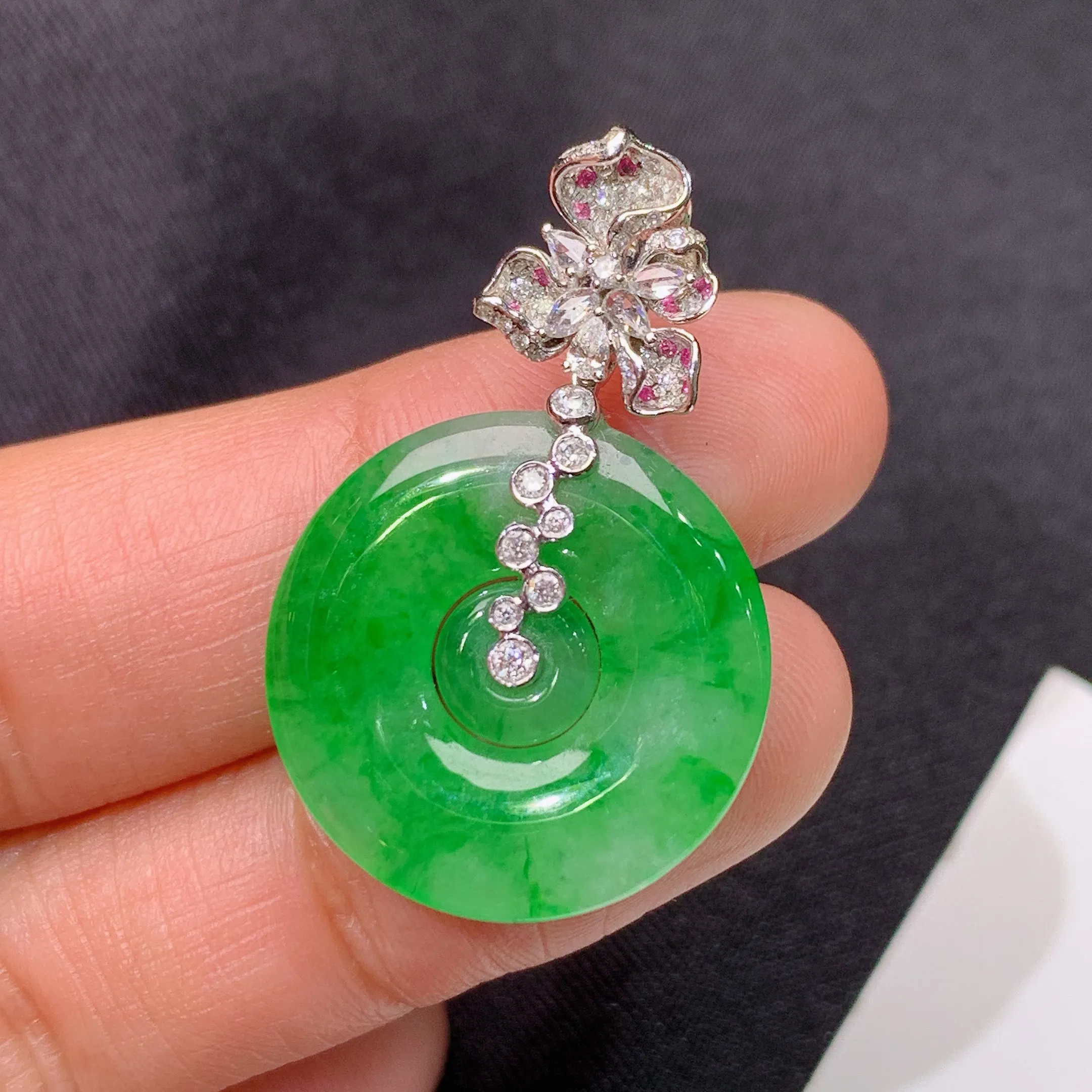 冰飘绿子母扣吊坠，18k金镶嵌，冰润色阳，玉质细腻，种水足，整体尺寸32.7*20.9*3.1