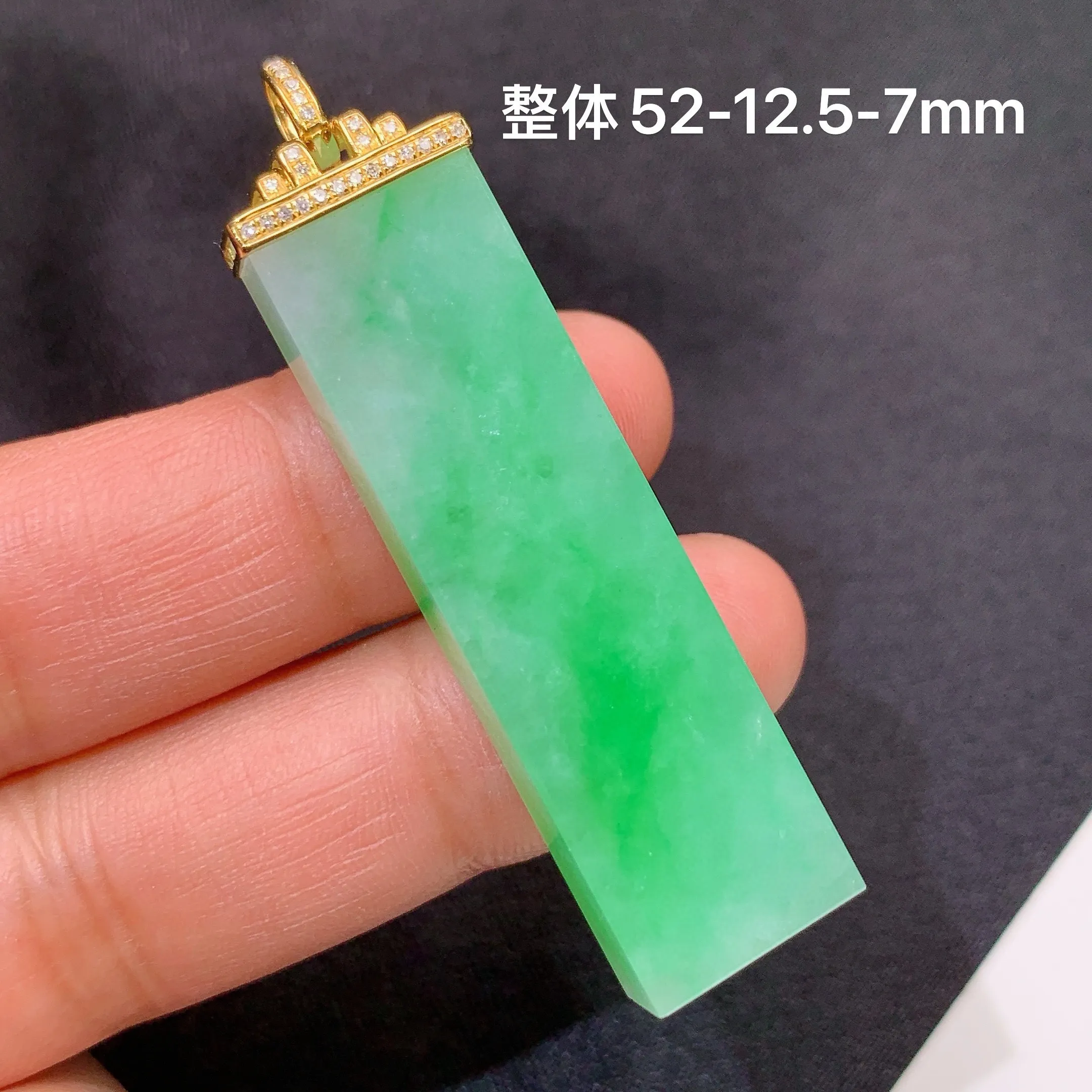 冰飘绿无事牌吊坠，18k金镶嵌，冰润色阳，玉质细腻，种水足，整体尺寸52*12.5*7