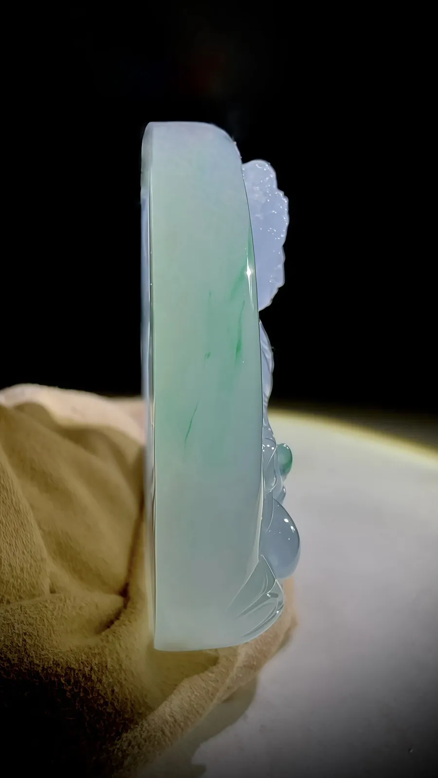 【慈莲净世·观自在】，观音菩萨，
缅甸天然翡翠，厚装，精雕。
54-54-14.5mm，75.65g，