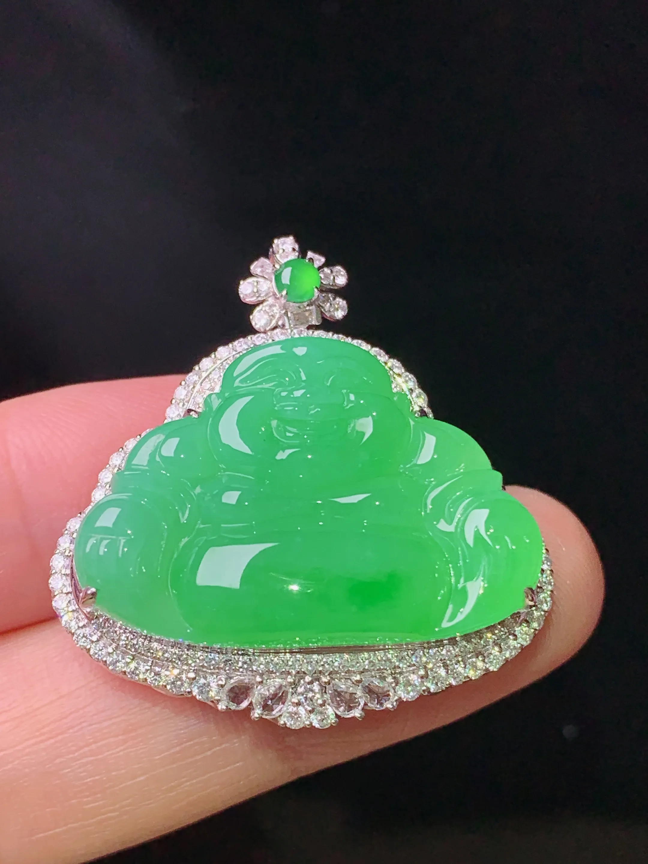 18k金钻镶嵌翠绿佛公吊坠 玉质细腻 色泽清新艳丽 整体尺寸32.3*31*11.6