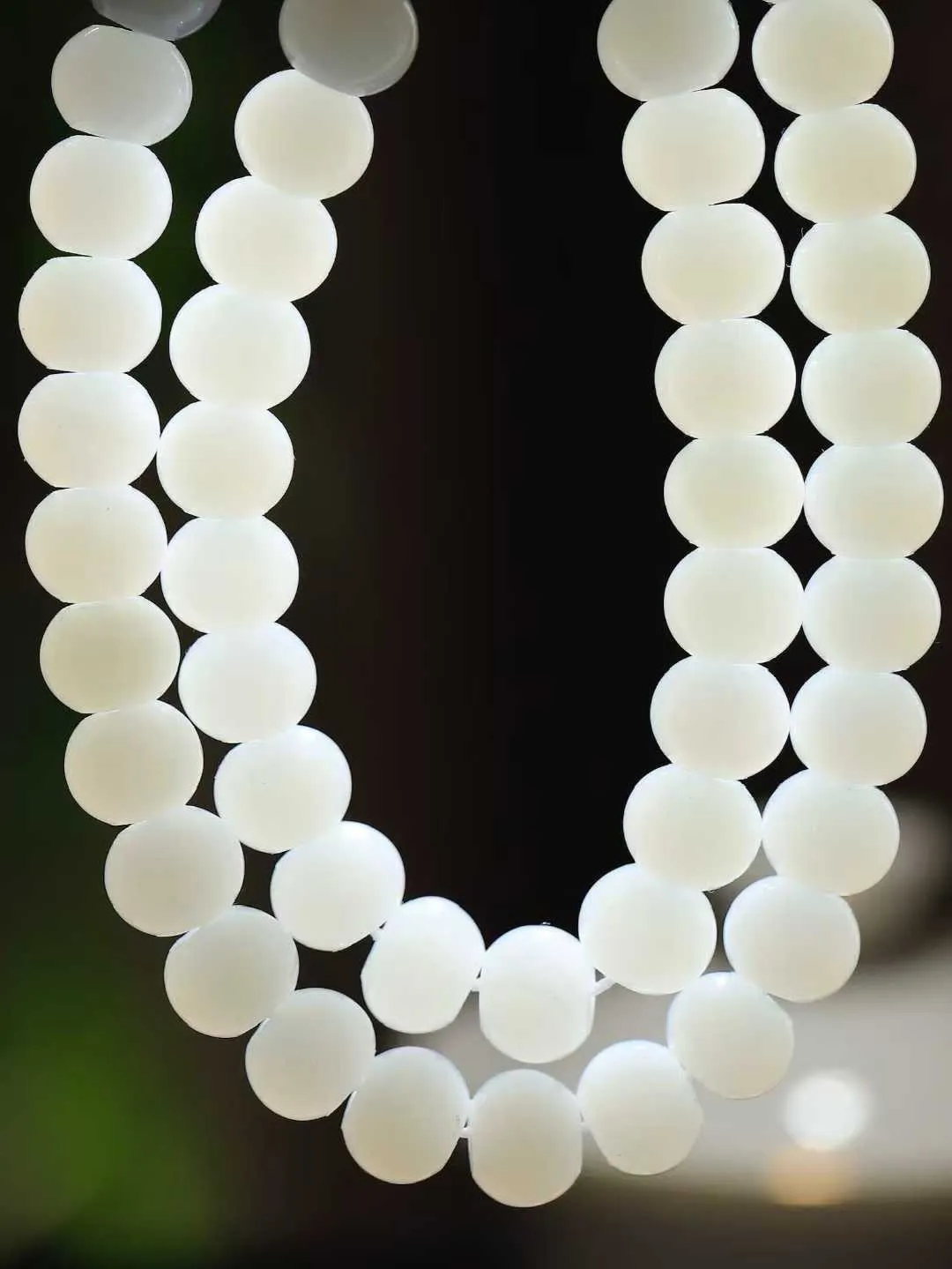 【苹果珠.手串】

精品和田玉白玉苹果珠手串 玉质温润 油性十足 形苹果珠，静于念间，佛韵在心，轻轻拨动，尘埃落定，浮浮尘世，一念愚即般若绝，一念智即般若生。重73克  尺寸取一7.9-9.9mm   fDL-691101436