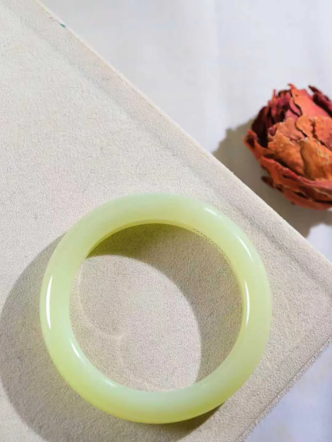 （一见钟情.手镯）

精品️和田玉手镯，玉质温和莹润，精光内蕴，手感舒适。整器简约，打磨光洁，让人爱不释手，料美艺精，萦绕于手，尽显高贵之姿。重66克 内径57mm尺寸13-9.9mm   FDA-101101473