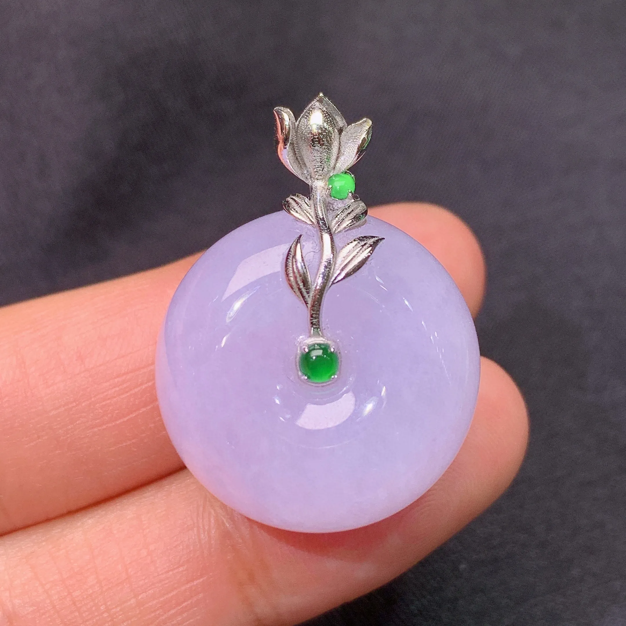 冰紫罗兰平安扣吊坠，18k金镶嵌，温润细腻，颜色鲜艳，整体尺寸29.2*21.8*13