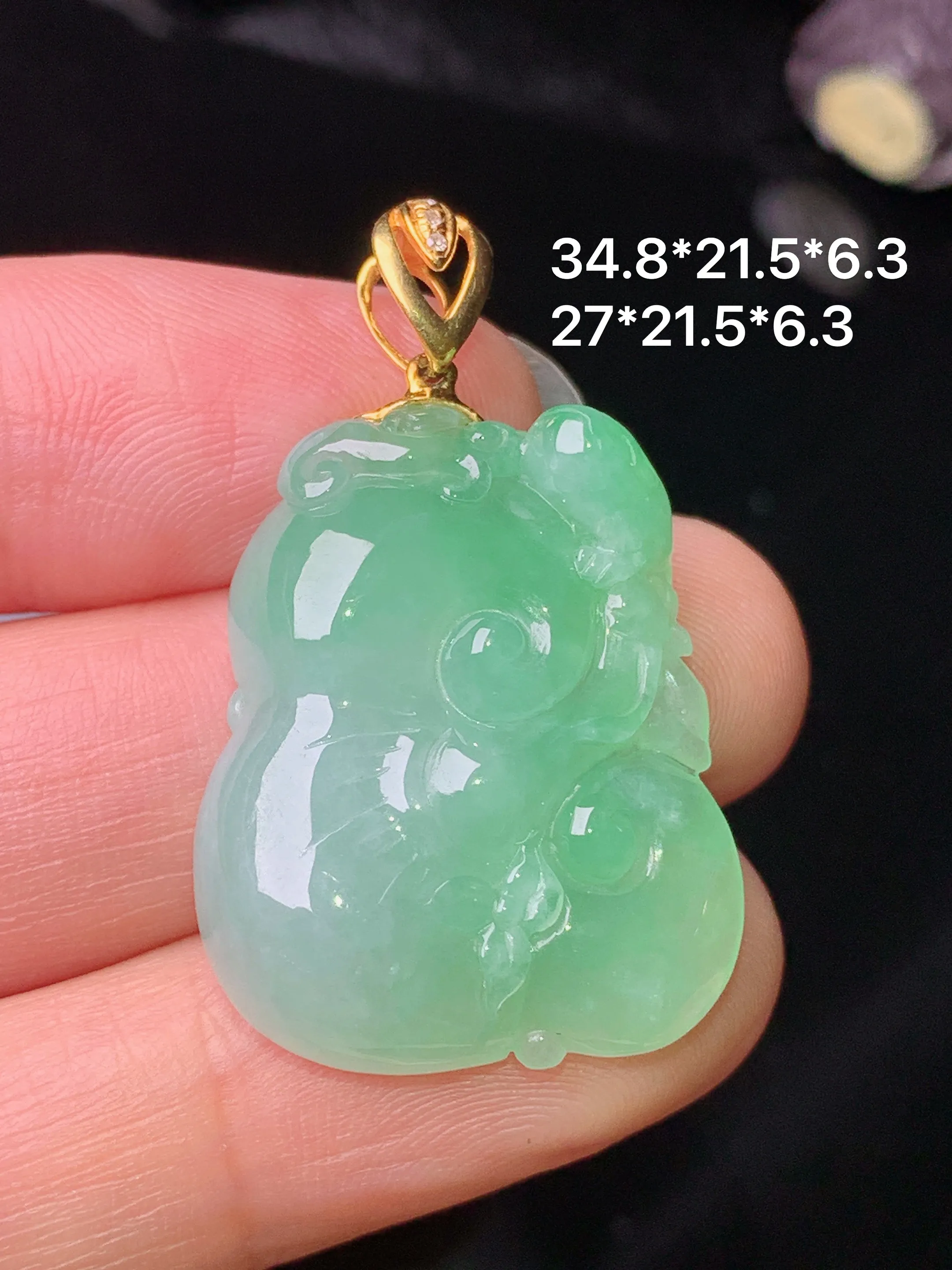18k金镶嵌浅绿如意吊坠 玉质细腻 色泽清新艳丽 整体尺寸34.8*21.5*6.3