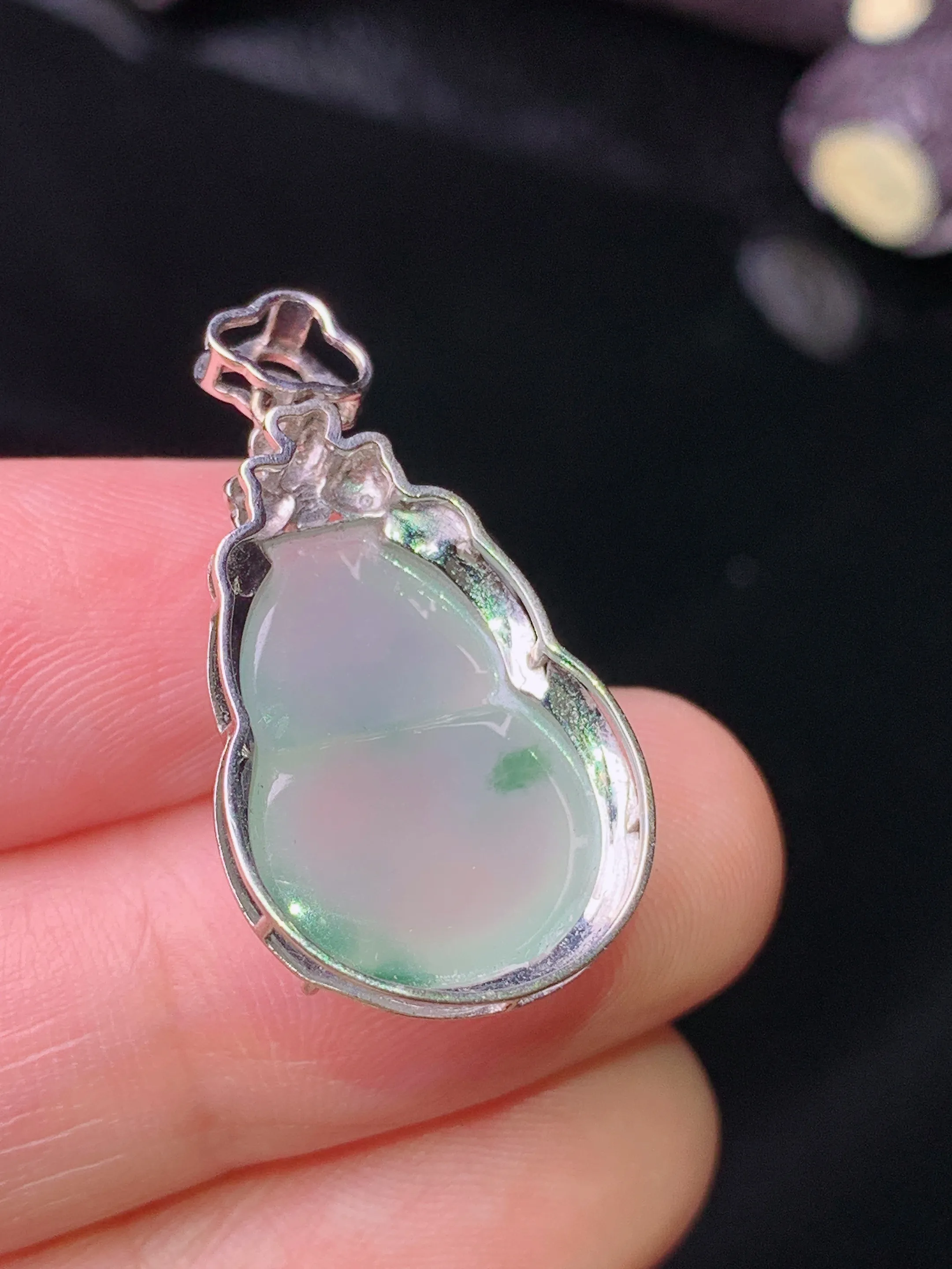 18k金钻镶嵌冰种飘绿葫芦吊坠 玉质细腻 色泽清新艳丽 整体尺寸27.7*15*7.7