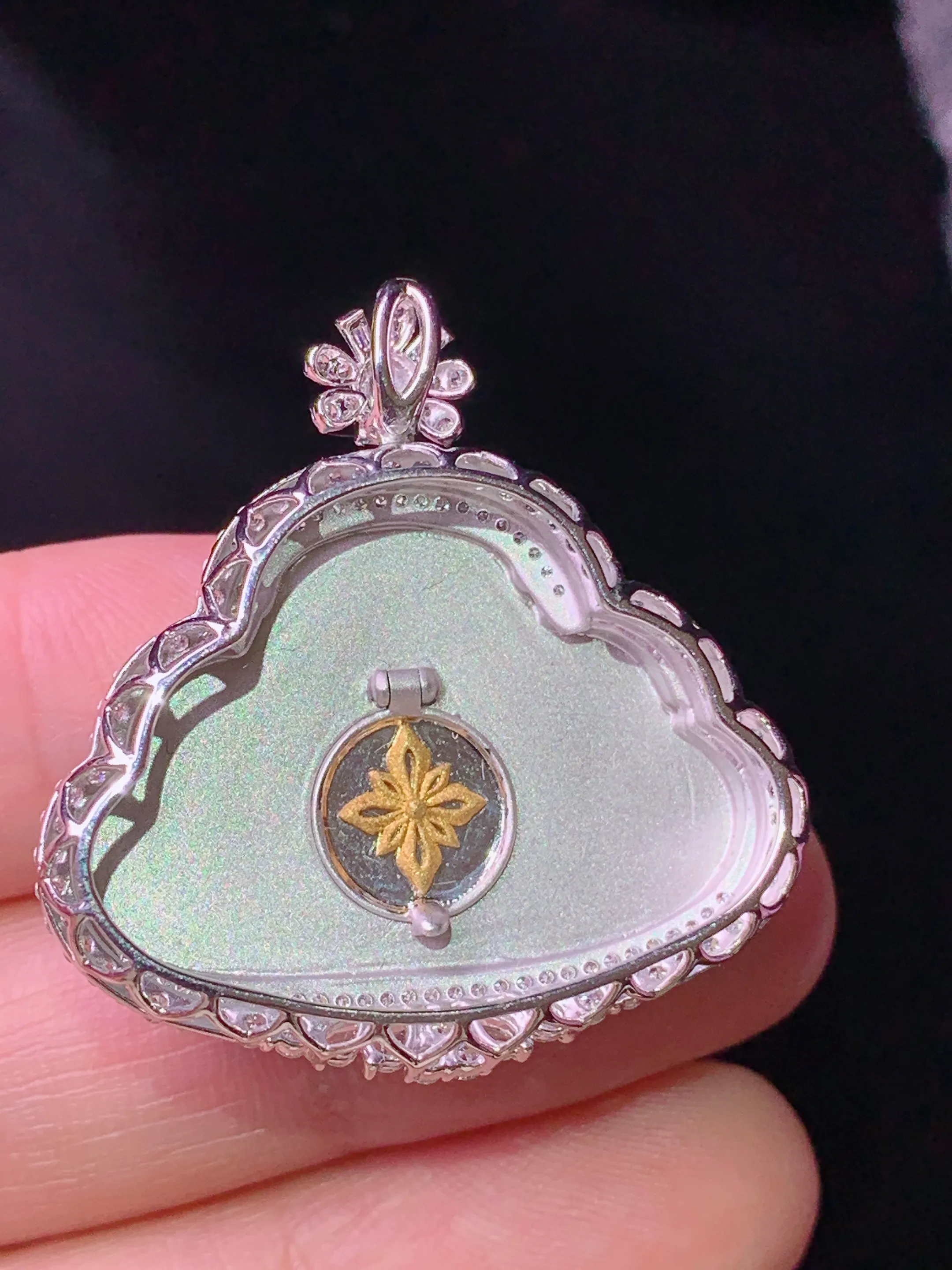 18k金钻镶嵌翠绿佛公吊坠 玉质细腻 色泽清新艳丽 整体尺寸32.3*31*11.6