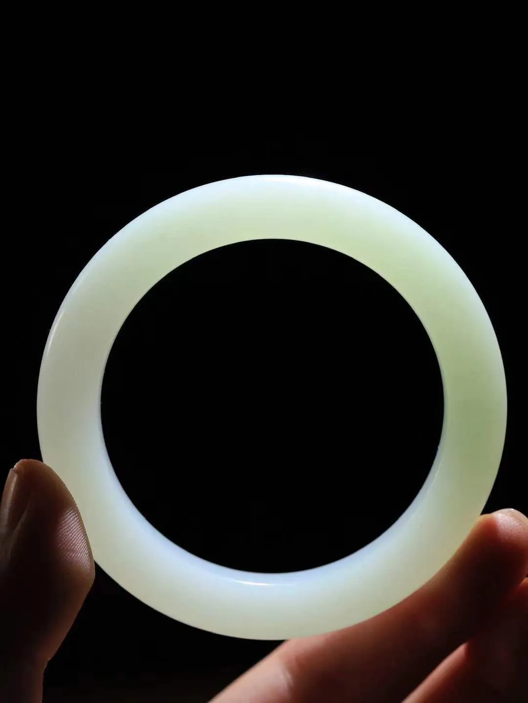 （一见倾心.手镯）

收藏级臻品和田玉白玉双色手镯，玉质温润细腻 油性十足 手感舒适，高华雅逸，线条流畅，简约大气，美自天成，素雅高贵。佩戴于腕间，婉约之美，举手投足间透出那低调奢华。重52.5克  尺寸54.6-10.5-10mm  561142276A