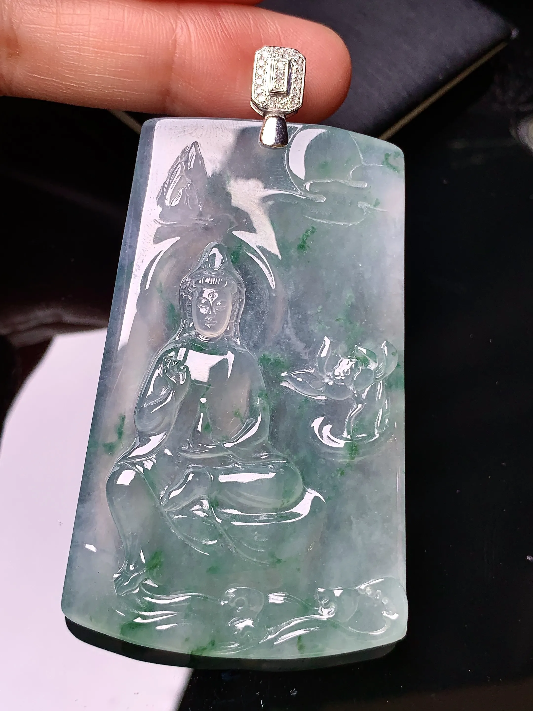 18k金钻镶嵌冰种飘绿观音菩萨吊坠 玉质细腻 色泽清新艳丽 整体尺寸71.6*39.8*5
