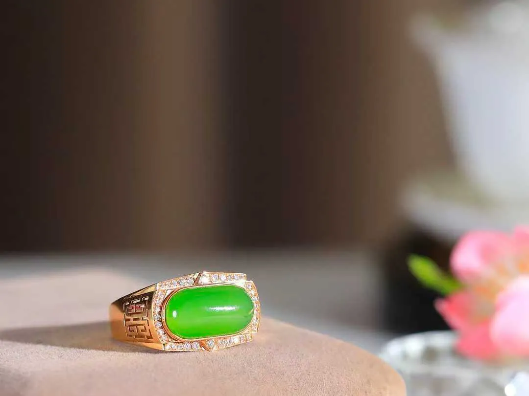 【金镶玉.戒指】

精品和田玉碧玉猫眼18k金戒指 玉质细腻温润 油性十足 ，不论时光如何流转变化，