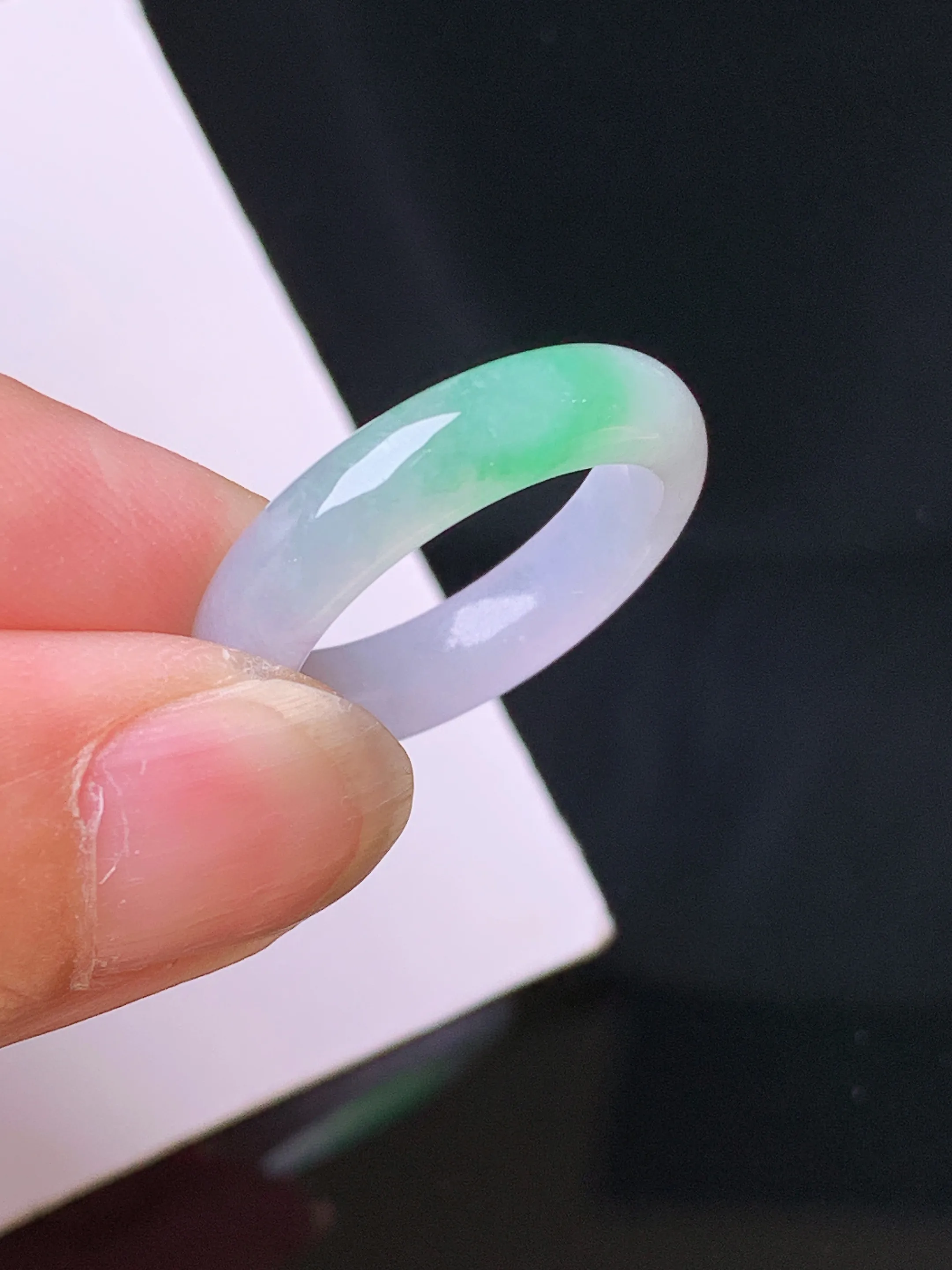 飘绿指环 玉质细腻 色泽清新艳丽 整体尺寸23*4.8*3.5 圈口12