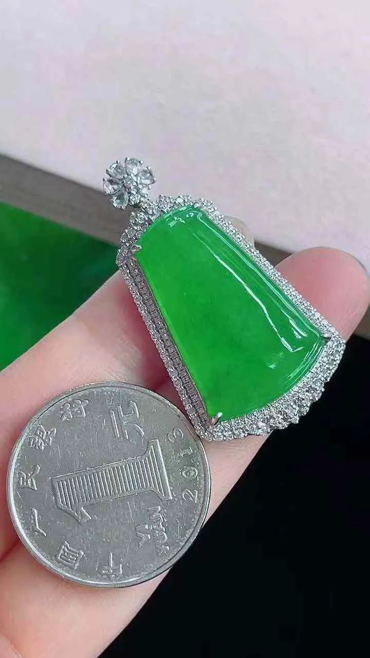 【翡翠名称】18k金豪华镶冰阳绿无事牌吊坠
【翡翠尺寸】含金39.4/21.3/8.3mm
【翡翠描述】缅甸天然翡翠A货，种老水足，玉质细腻，色泽靓丽，性价比高，佩戴效果好！