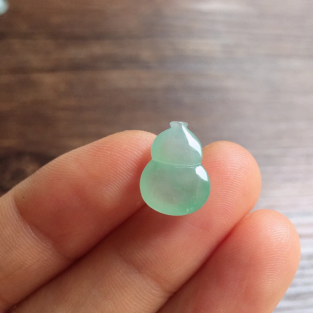 镶嵌款 冰晴底葫芦，冰润饱满，玉质细腻，种水足，整体尺寸14*10.2*4.7