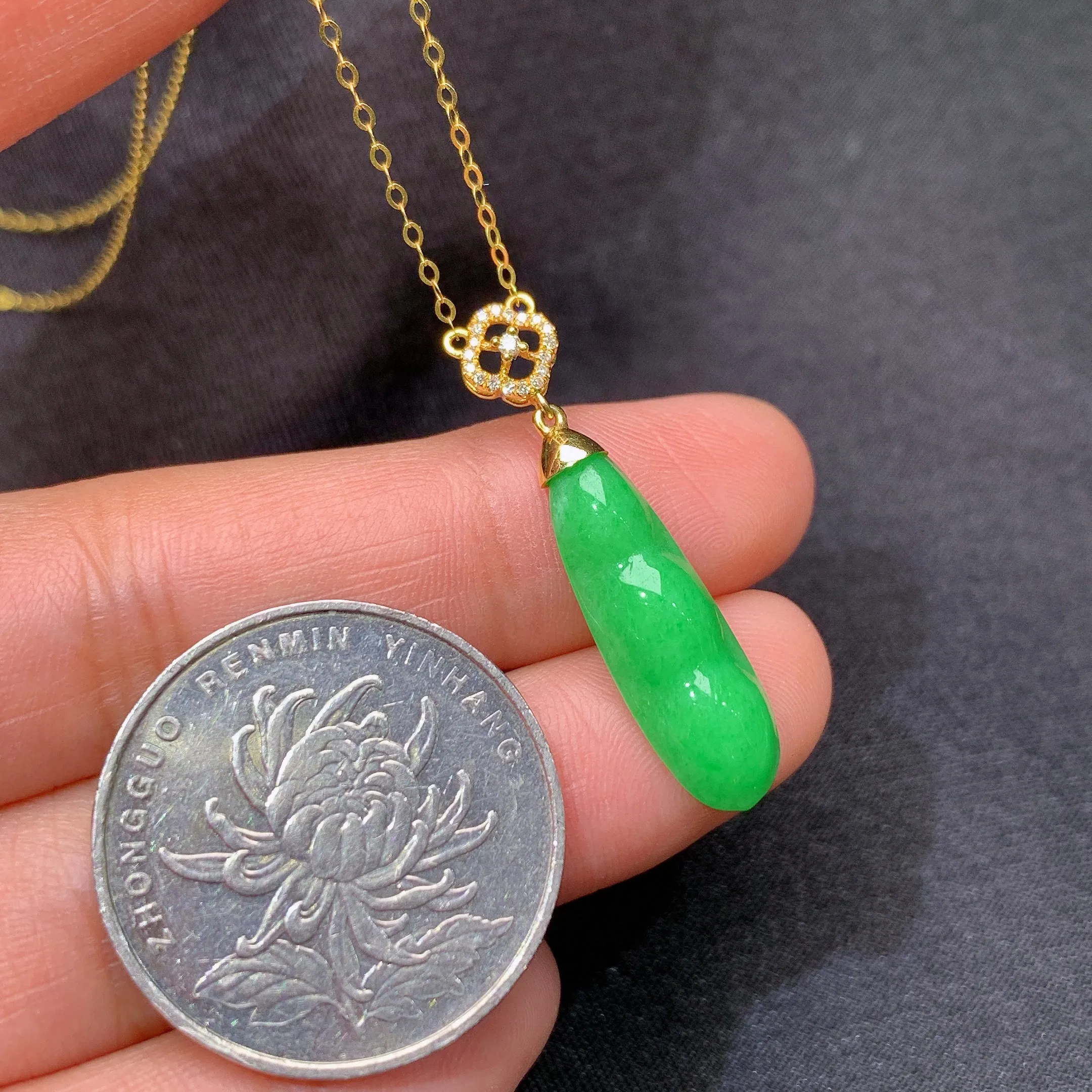 冰阳绿福豆锁骨链，18k金镶嵌，款式新颖，冰润色阳，种水足，整体尺寸31.3*7.1*3.9