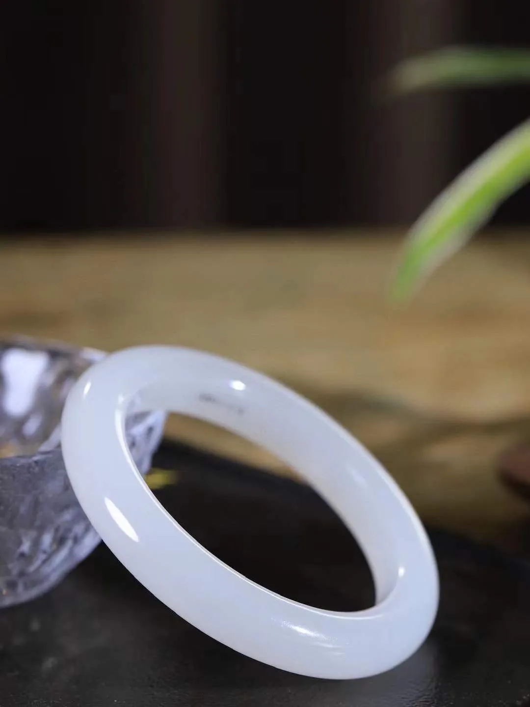 【情有独钟.手镯】

精品和田玉冰白手镯 玉质温润细腻 油性十足 手感舒适，高华雅逸，线条流畅，简约大气，美自天成，素雅高贵。佩戴于腕间，婉约之美，举手投足间透出那低调奢华。重67.2克 内径58mm 尺寸12-10.6mm   FDA-791142251