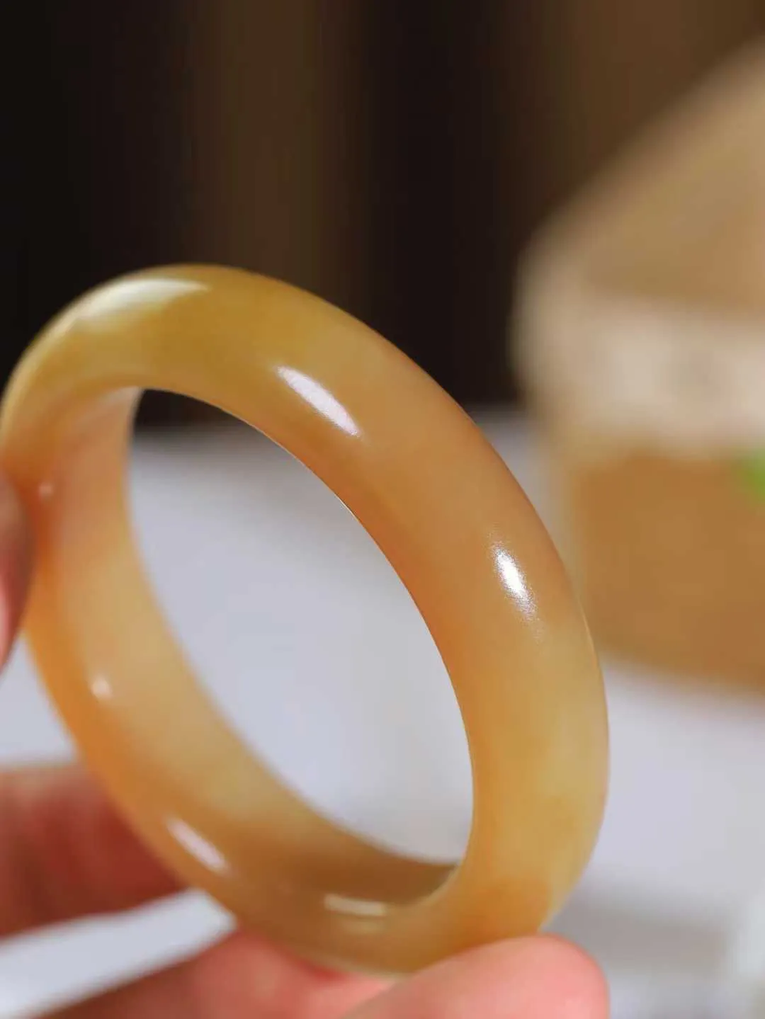 【暖玉生香·手镯】

精品和田玉糖白玉手镯，质地油润细腻，色泽高贵典雅，镯型古朴典雅。在诗情画意的雨巷相遇，你是我腕间的一抹风情，有你眸有深情，清风荡漾湖间静水，我愿俯身低眉，在烟波涟漪处，寻你深情倩影。内径53mm尺寸13.8-8.7mm重59.3克  691151451T