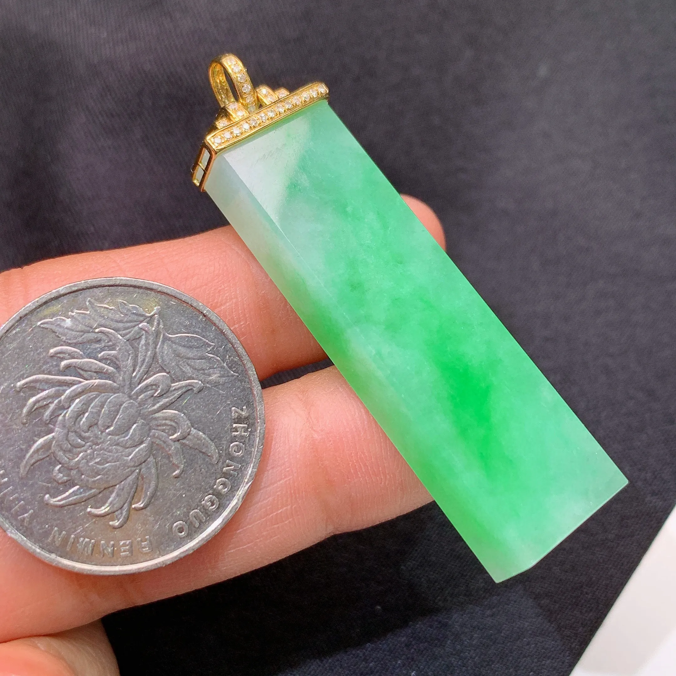 冰飘绿无事牌吊坠，18k金镶嵌，冰润色阳，玉质细腻，种水足，整体尺寸52*12.5*7