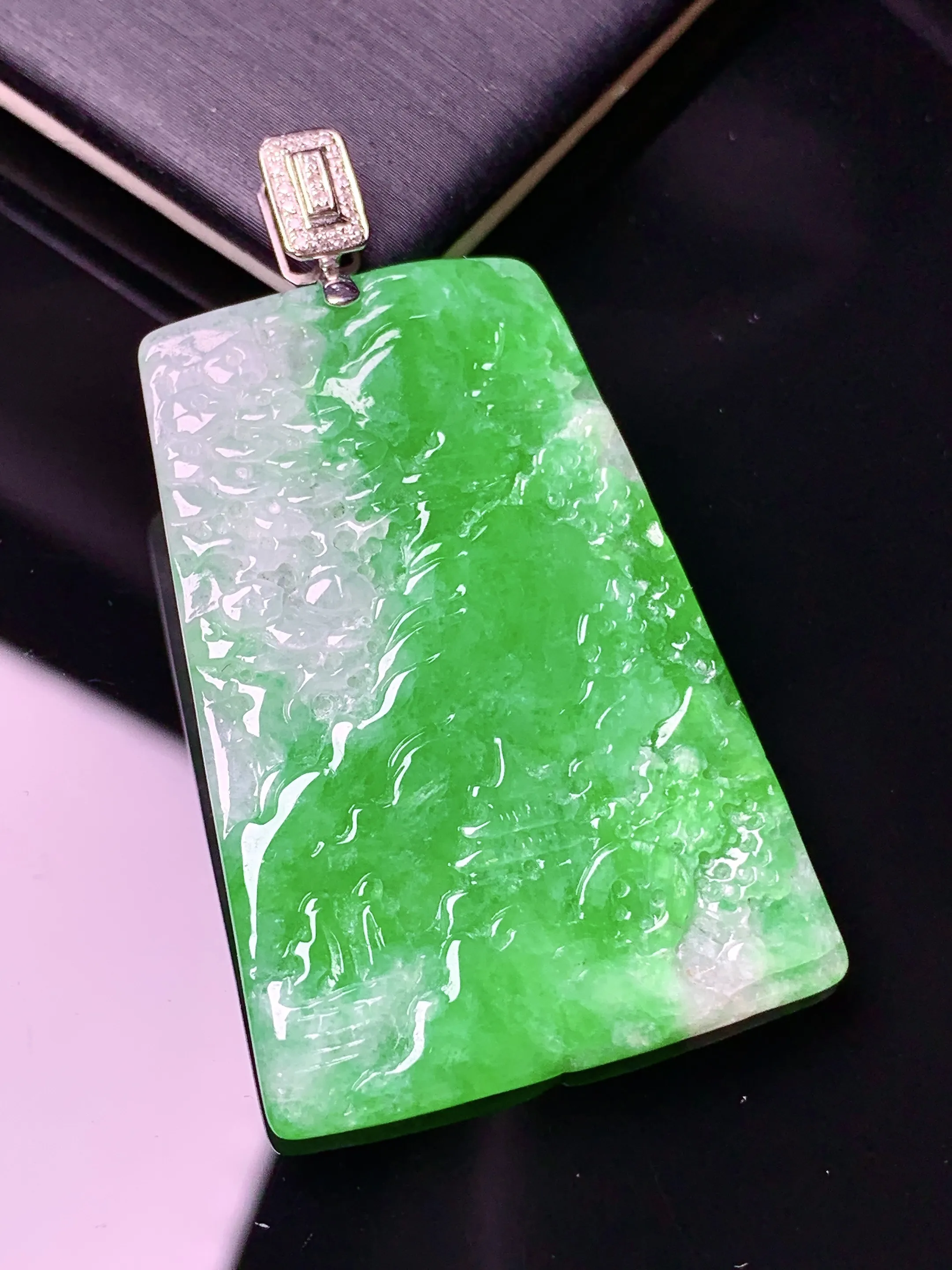 18k金钻镶嵌翠绿山水牌子吊坠 玉质细腻 色泽清新艳丽 整体尺寸47.7*27.7*2.8